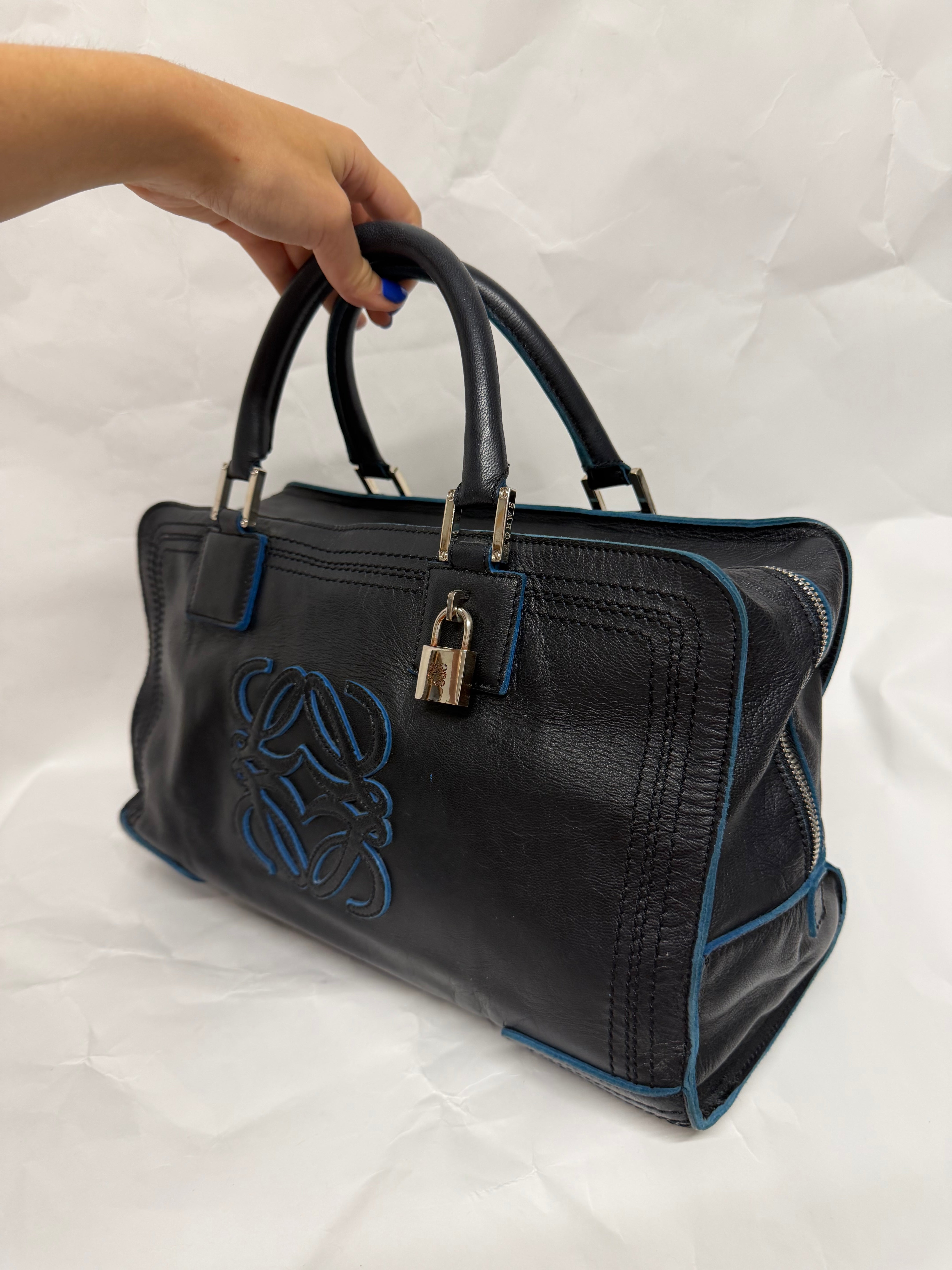 Loewe Amazona 36 Piel Negra y edición especial azul