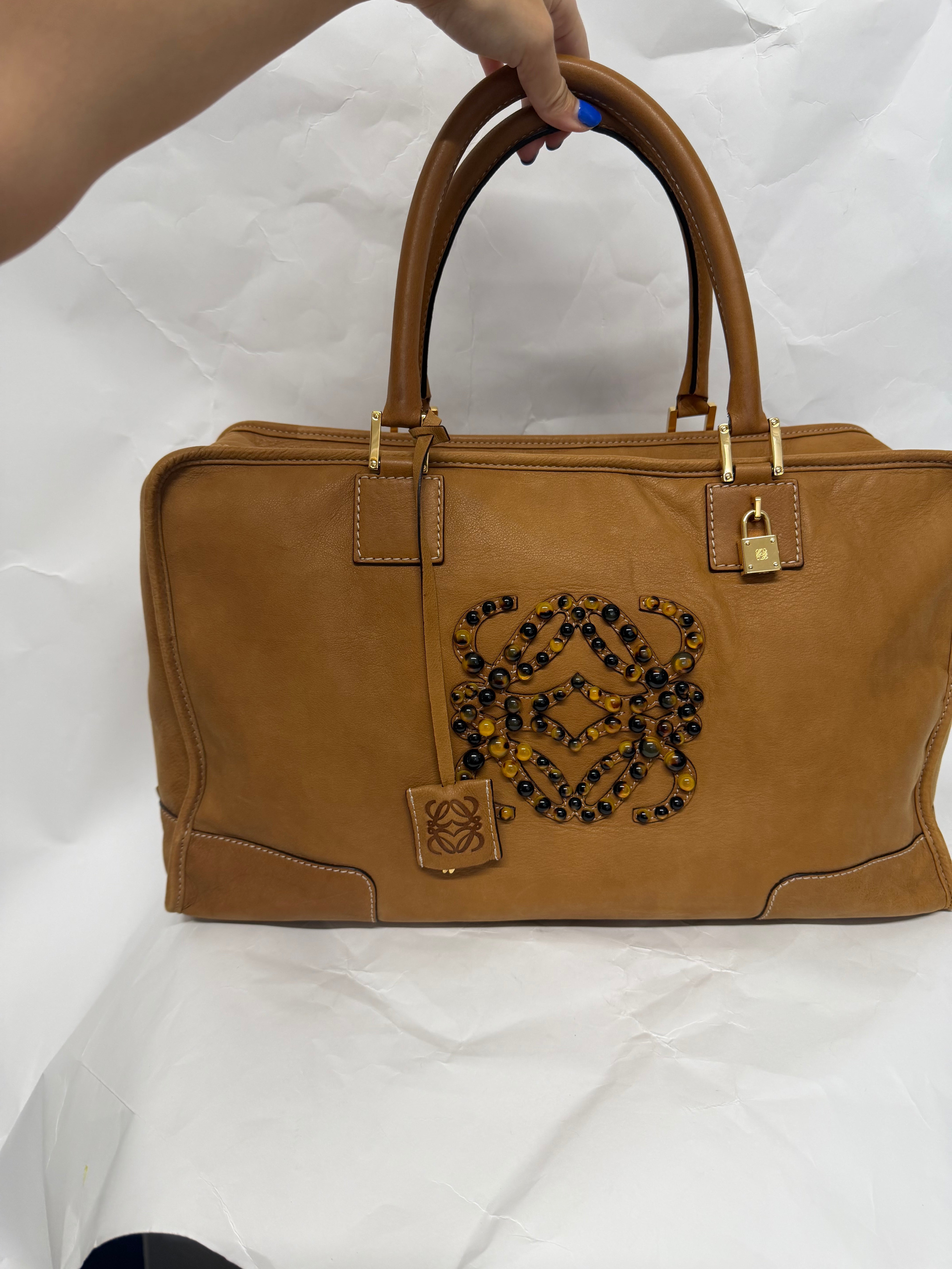 Loewe Amazona XXI 42 — Nubuck Camel con Anagrama en Carey