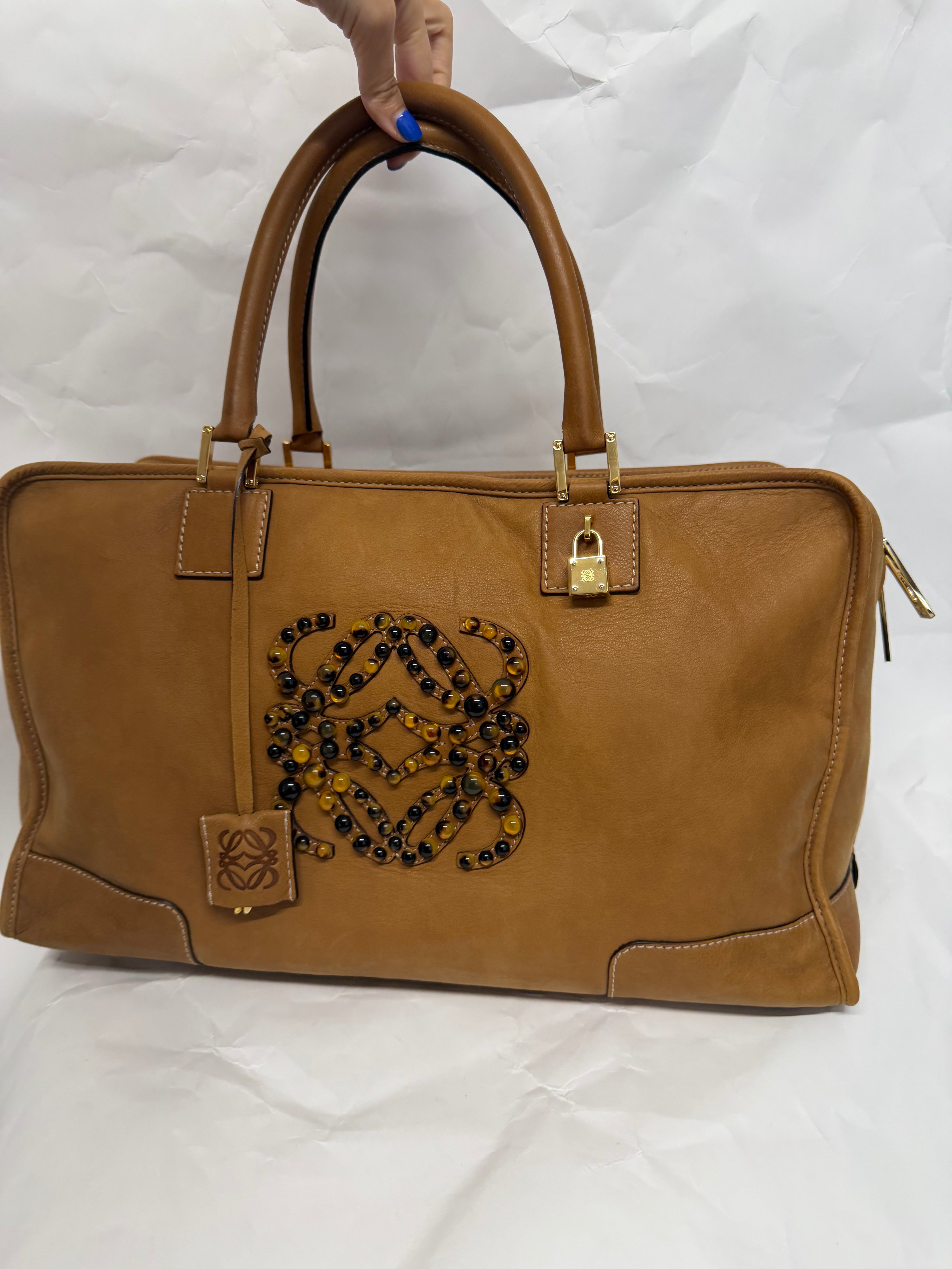 Loewe Amazona XXI 42 — Nubuck Camel con Anagrama en Carey