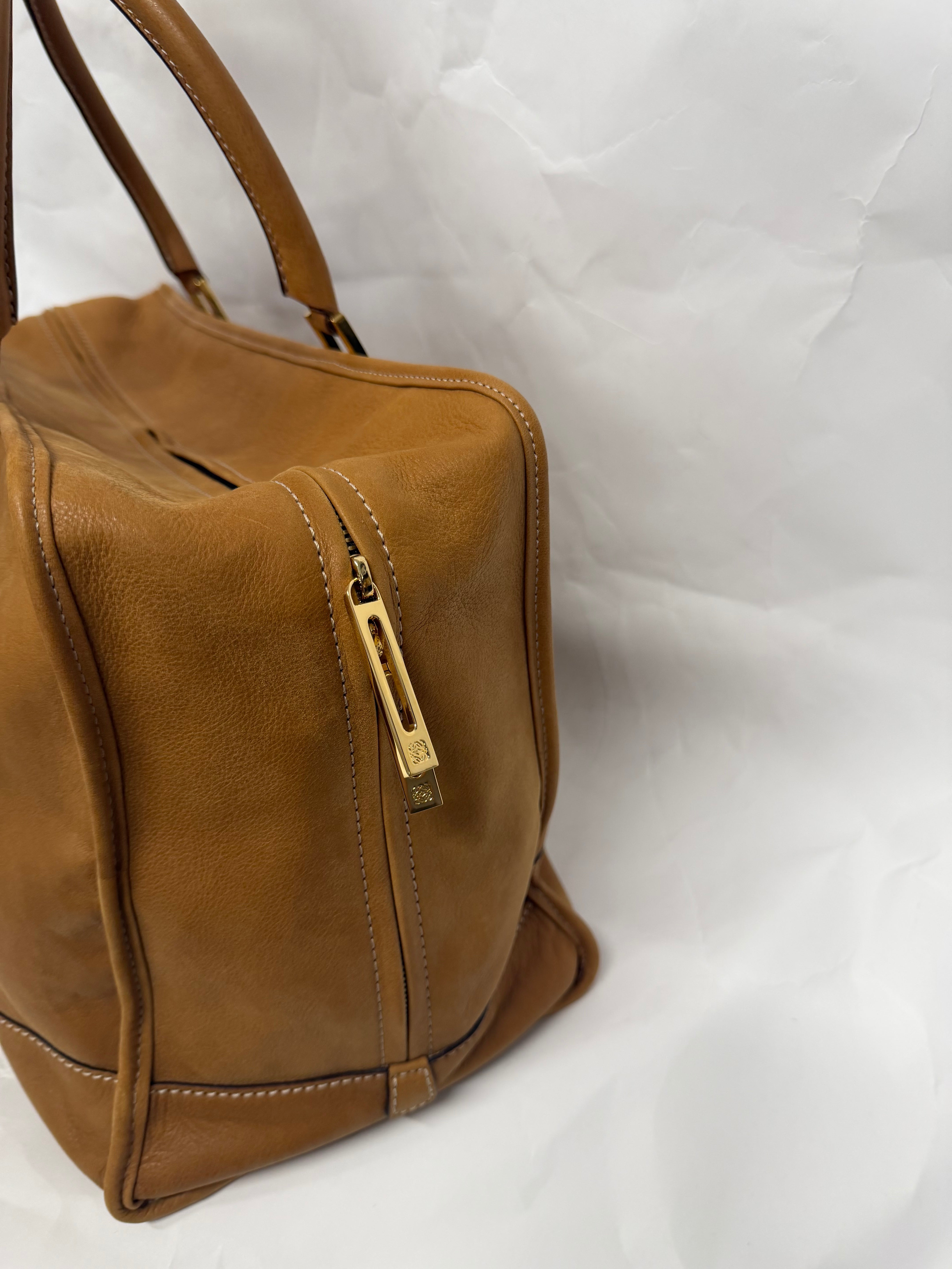 Loewe Amazona XXI 42 — Nubuck Camel con Anagrama en Carey