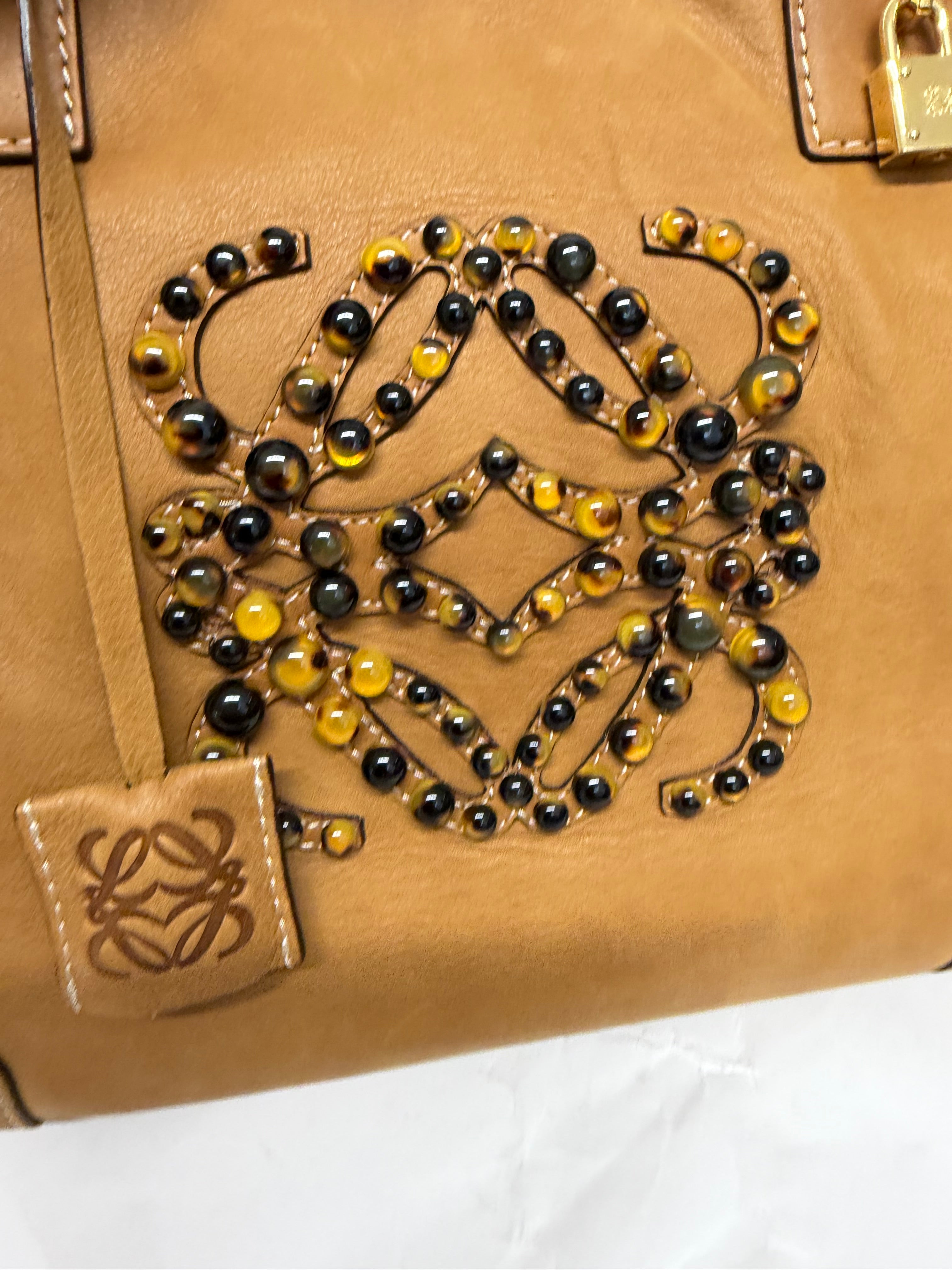 Loewe Amazona XXI 42 — Nubuck Camel con Anagrama en Carey