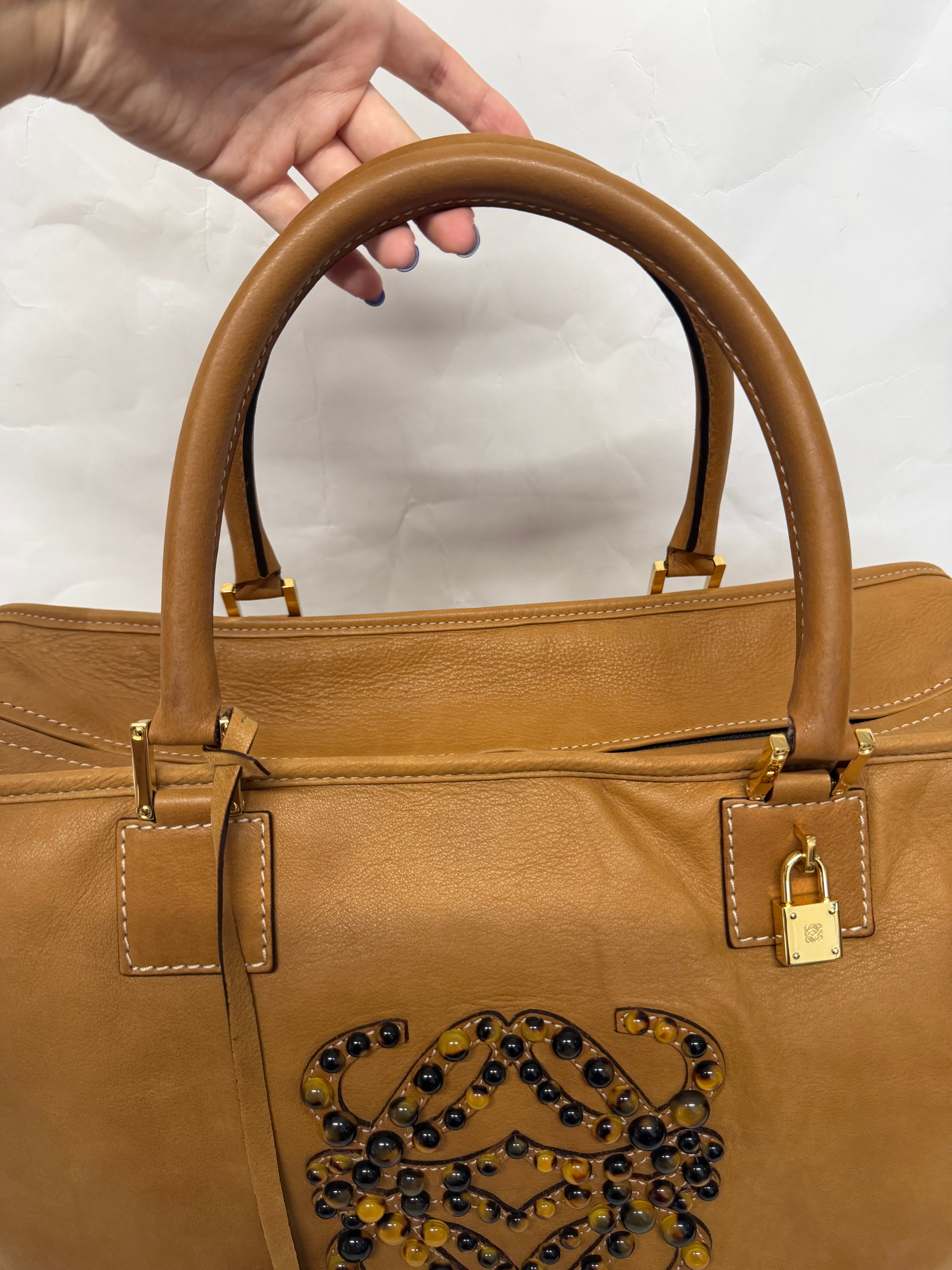 Loewe Amazona XXI 42 — Nubuck Camel con Anagrama en Carey
