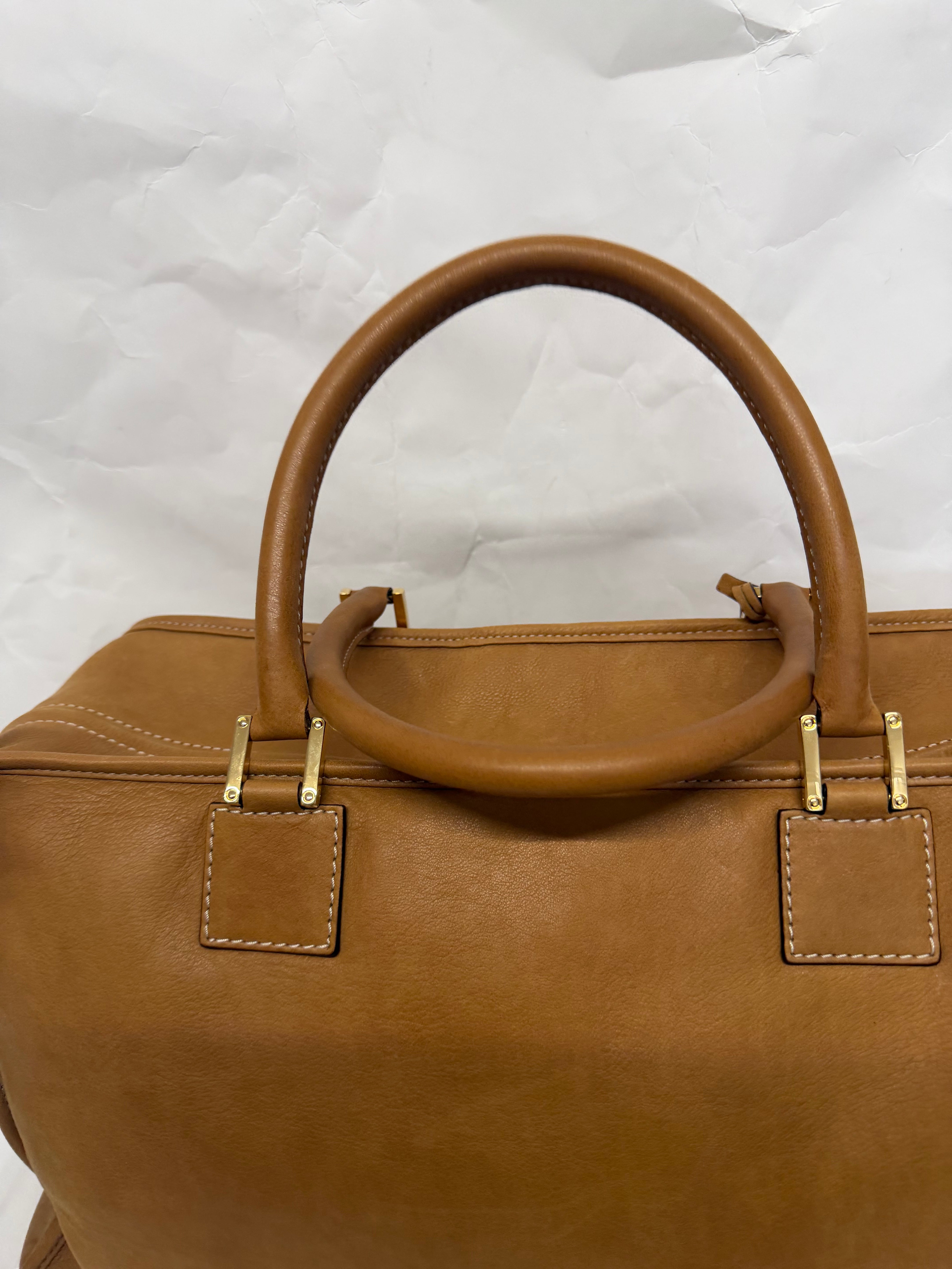 Loewe Amazona XXI 42 — Nubuck Camel con Anagrama en Carey