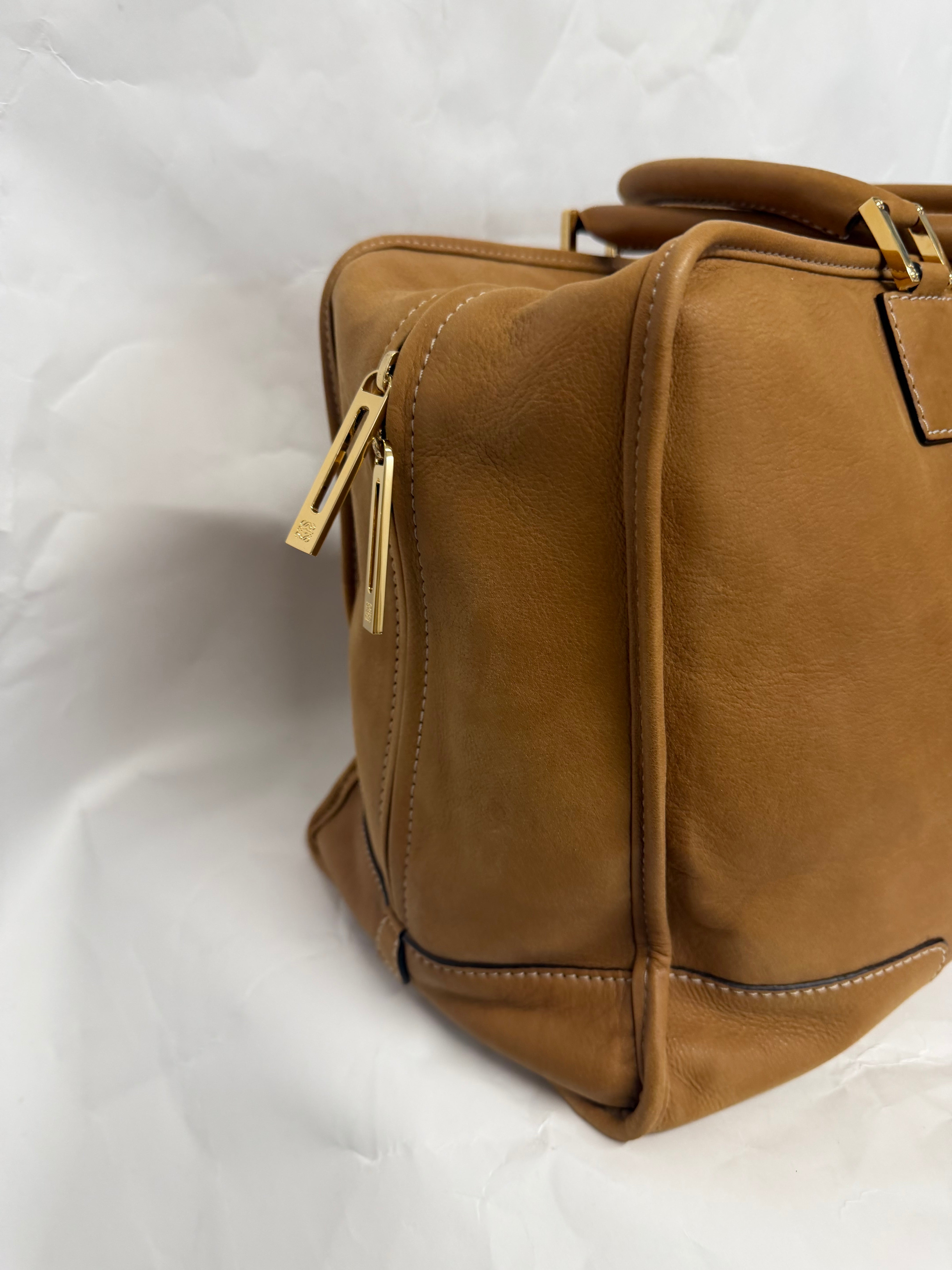 Loewe Amazona XXI 42 — Nubuck Camel con Anagrama en Carey