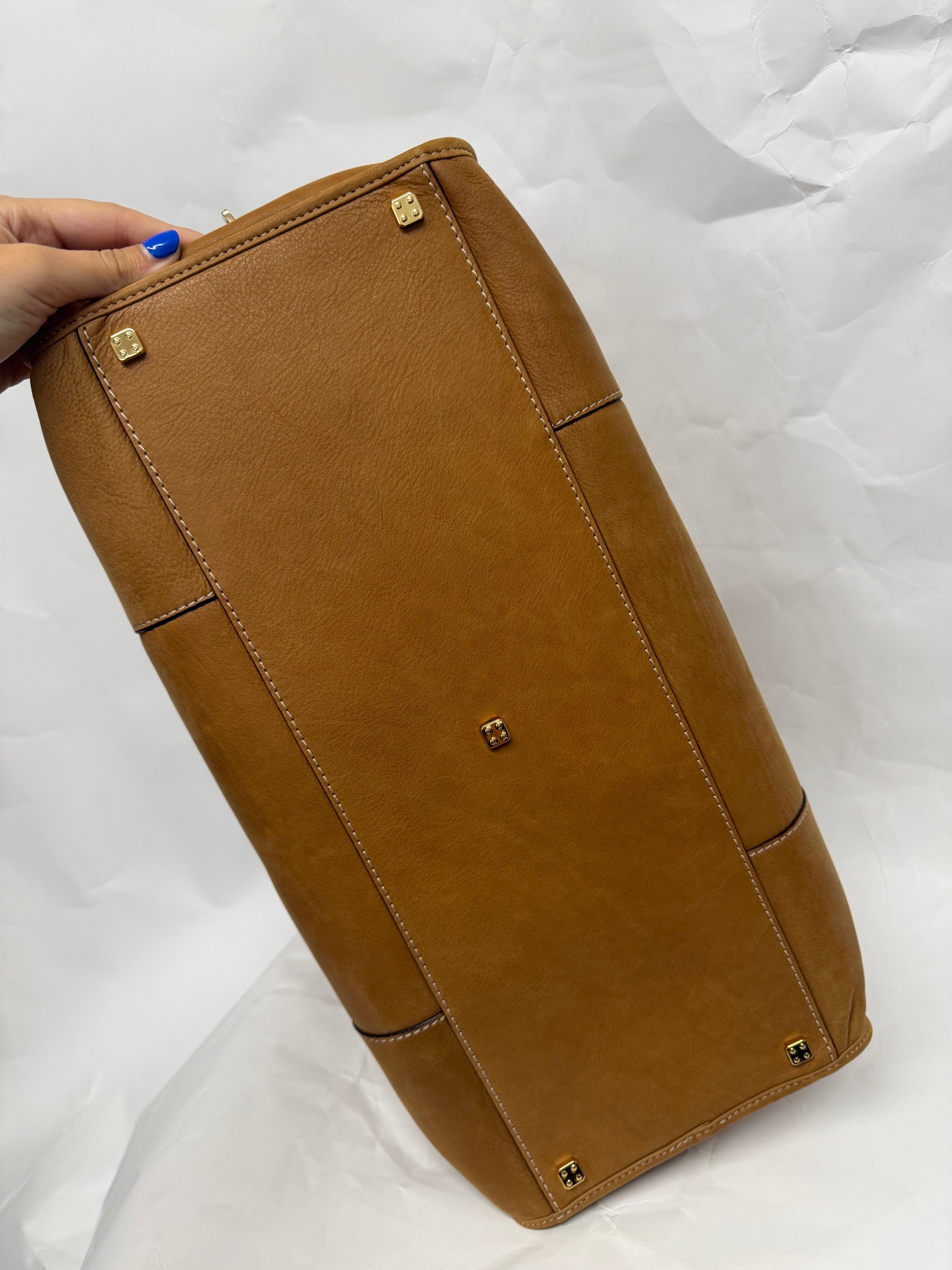 Loewe Amazona XXI 42 — Nubuck Camel con Anagrama en Carey
