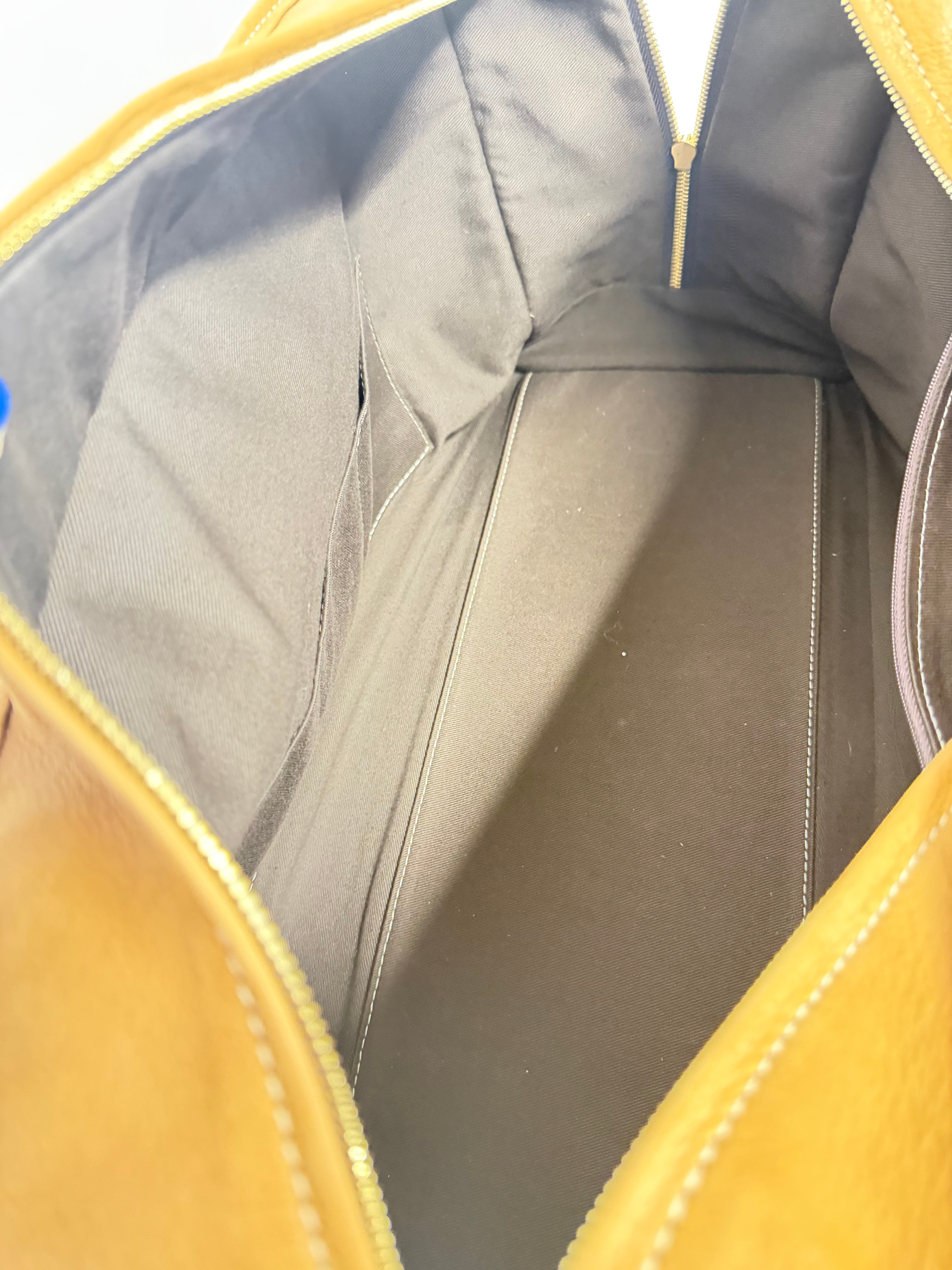 Loewe Amazona XXI 42 — Nubuck Camel con Anagrama en Carey
