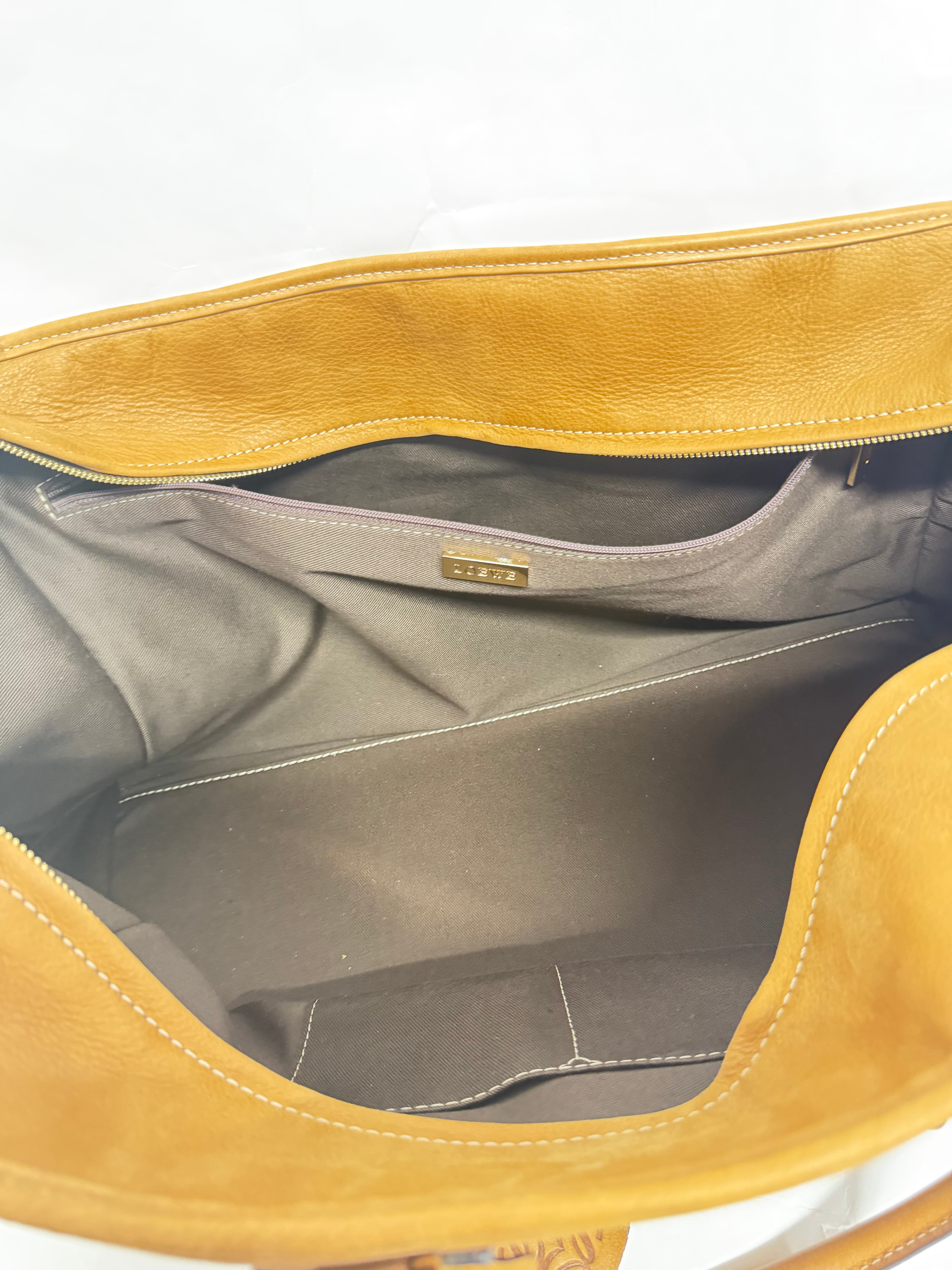 Loewe Amazona XXI 42 — Nubuck Camel con Anagrama en Carey