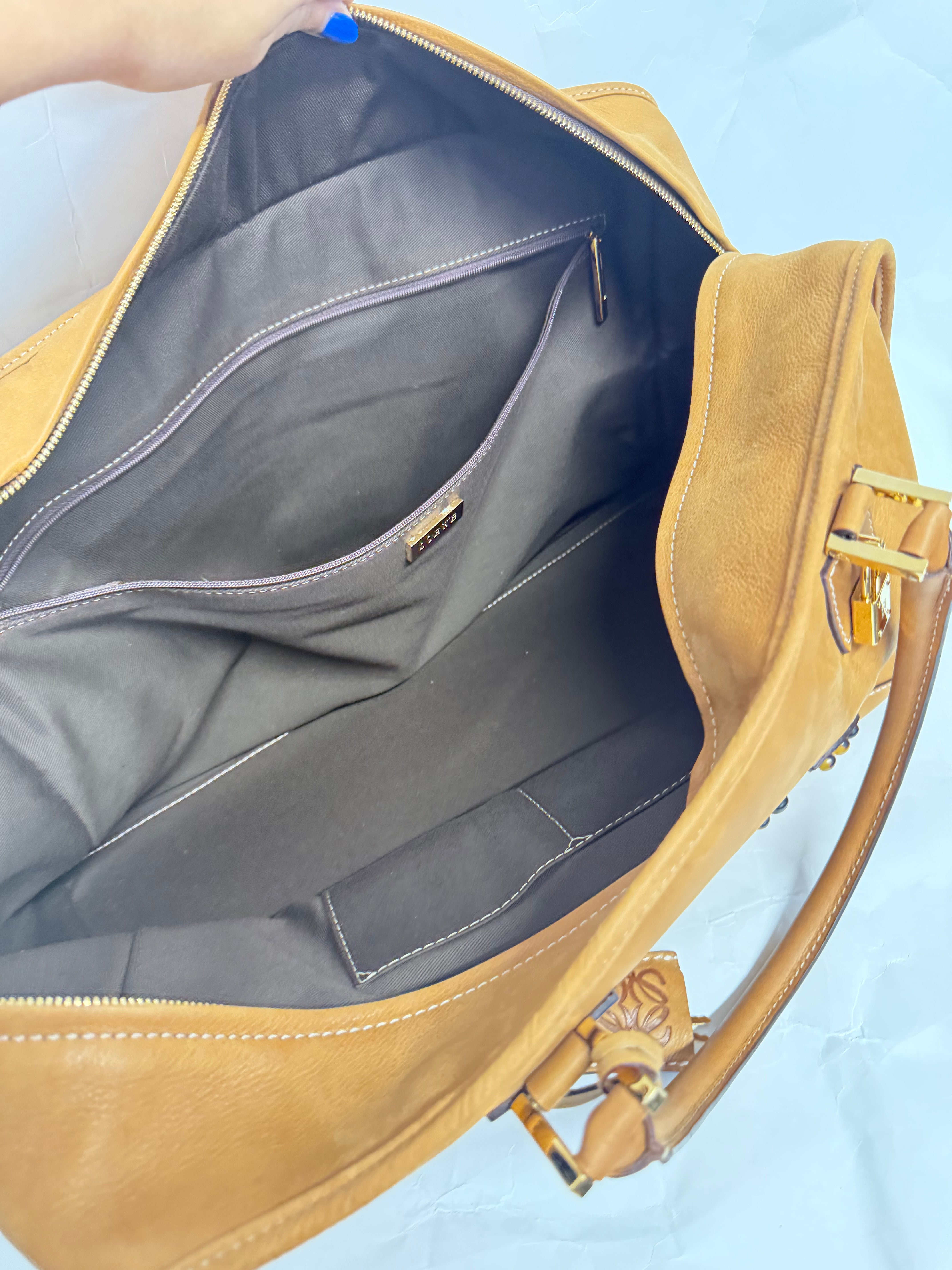 Loewe Amazona XXI 42 — Nubuck Camel con Anagrama en Carey
