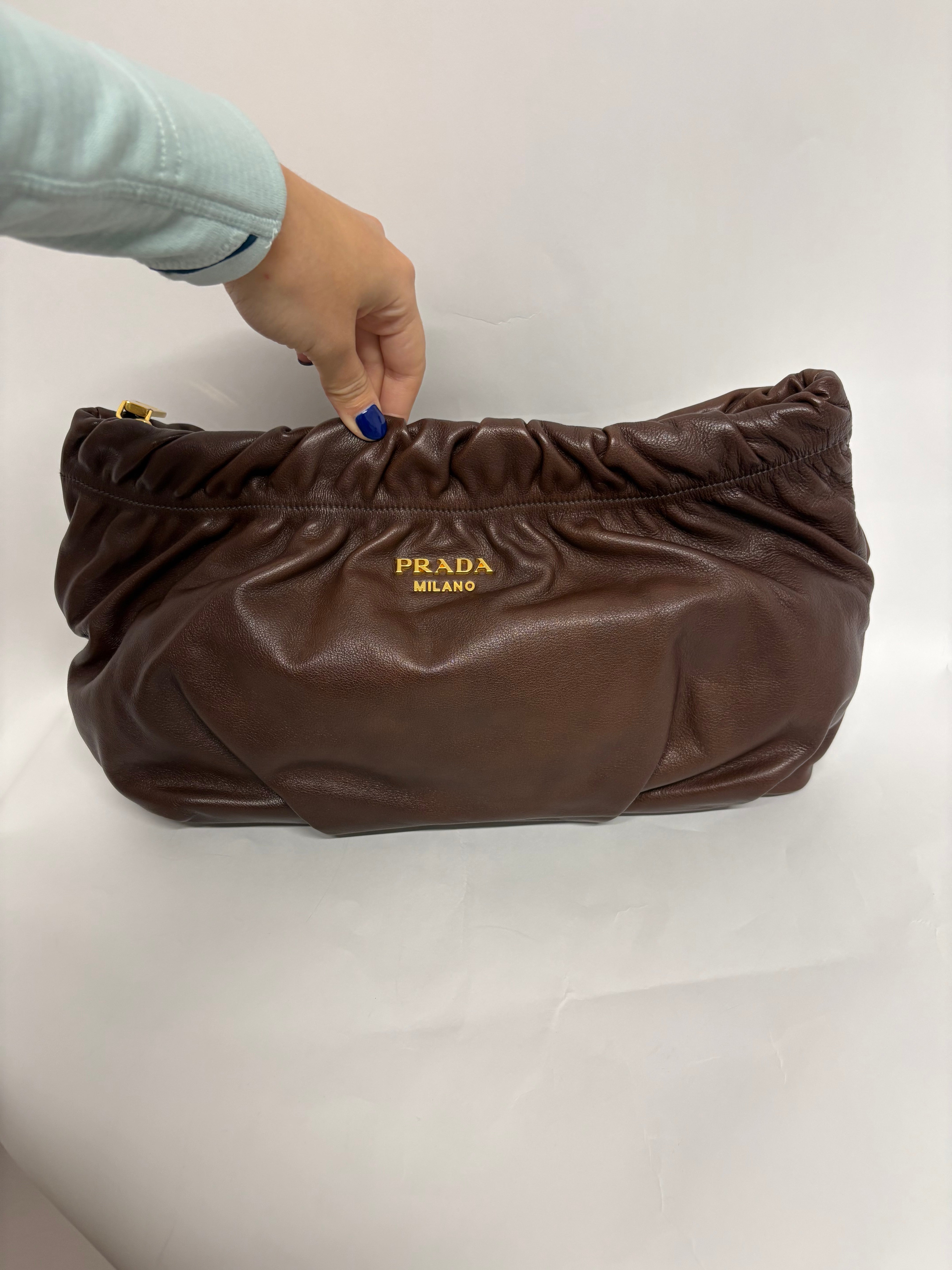 Prada bolso de mano marrón oscuro