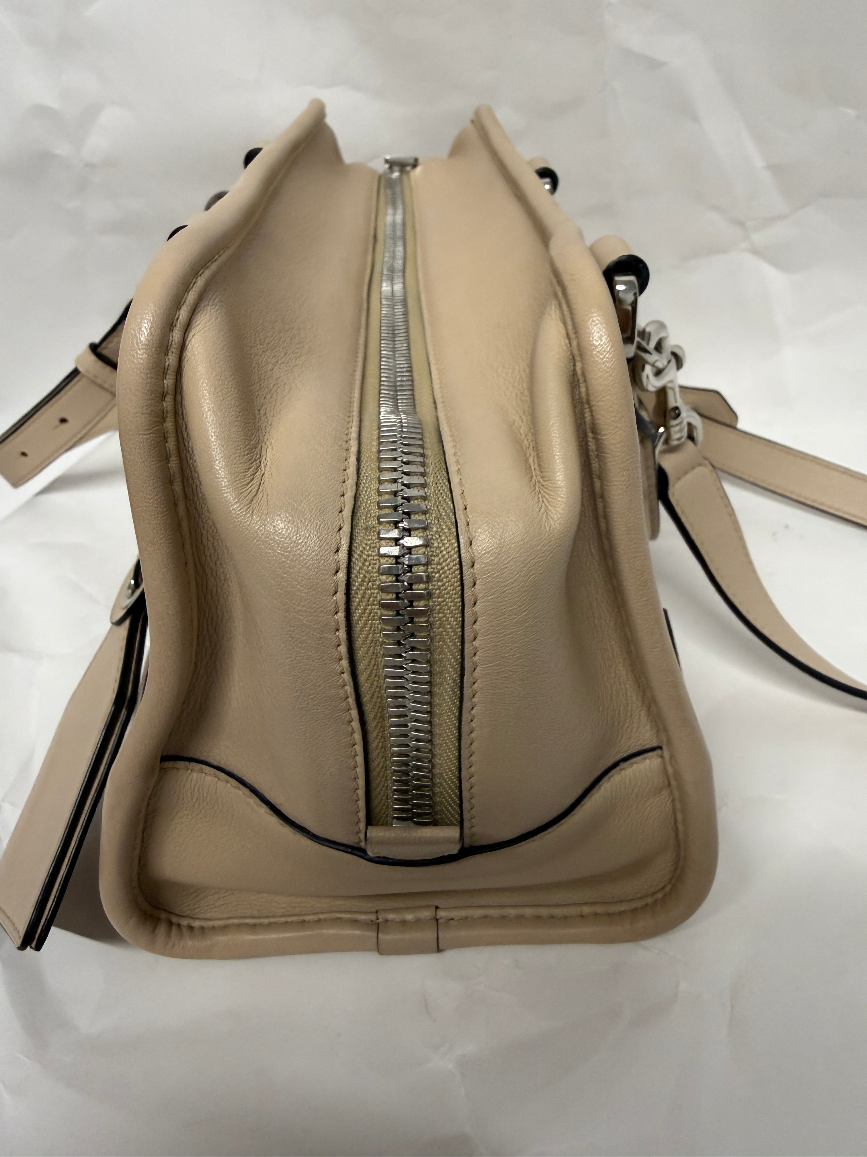 Loewe Amazona 28 beige arena con bandolera