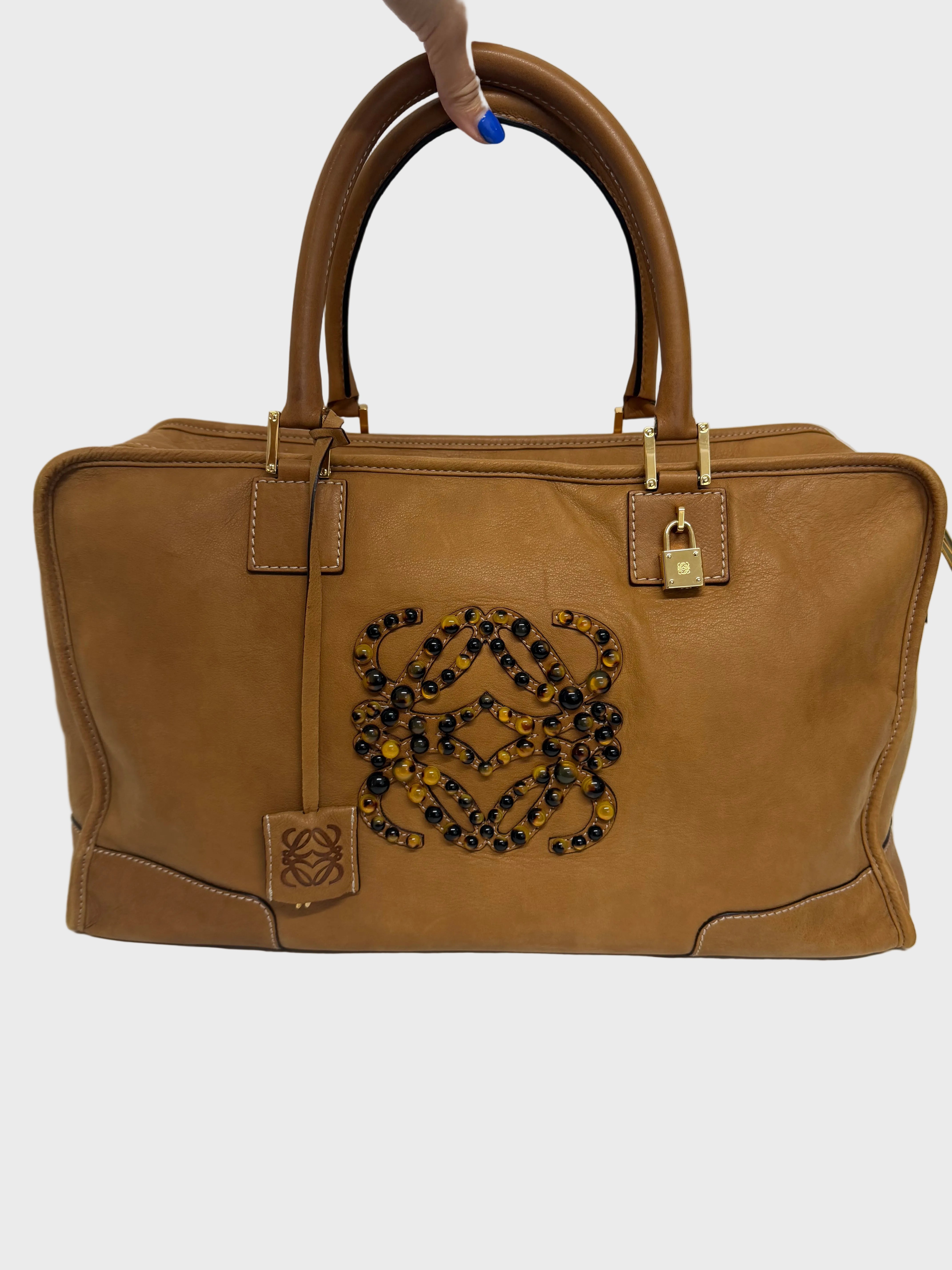Loewe Amazona XXI 42 — Nubuck Camel con Anagrama en Carey