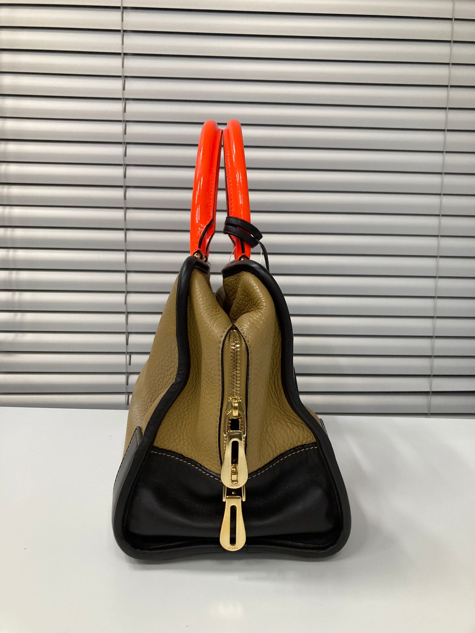 Loewe Amazona 36 edición especial ORO asas naranja charol – camel bicolor