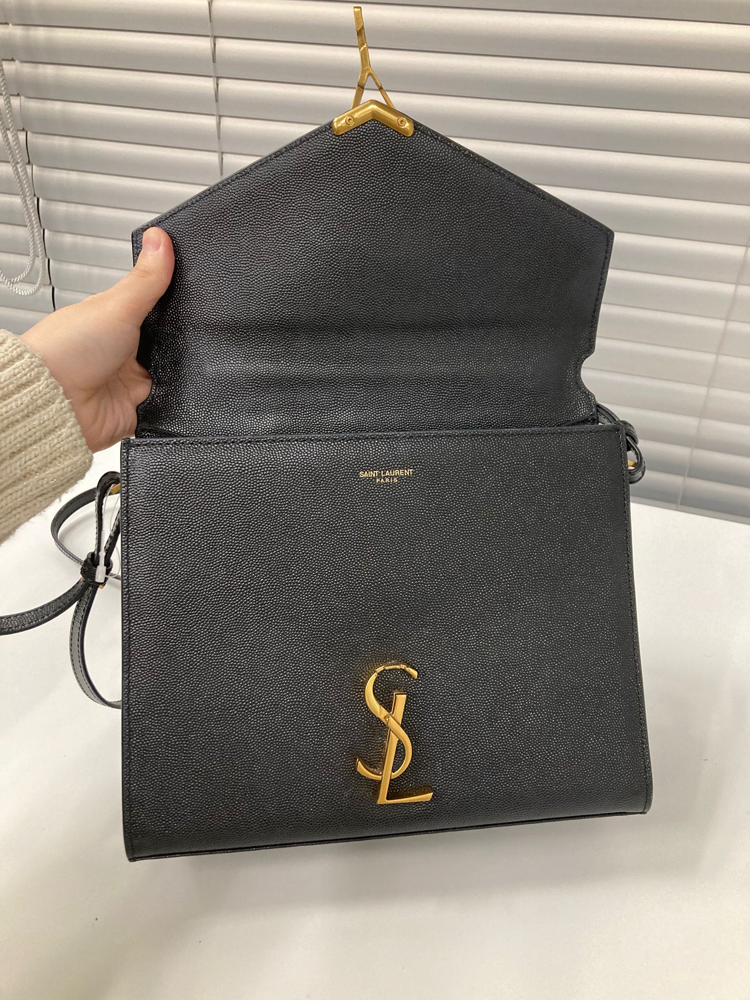 Saint Laurent Cassandra Top Handle bandolera negro