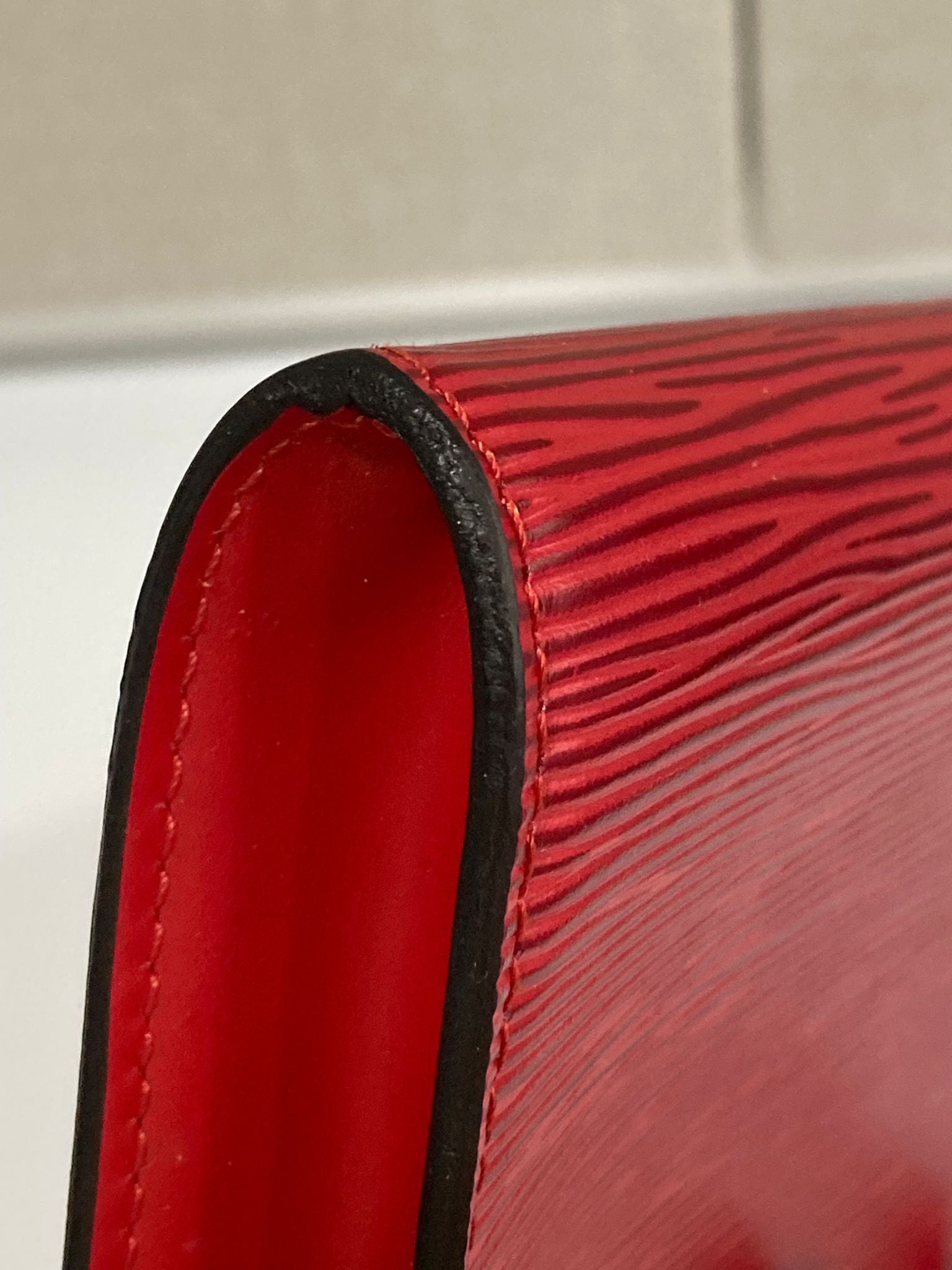 Louis Vuitton Pochette Accessoires Epi Roja con 2 bandoleras extra