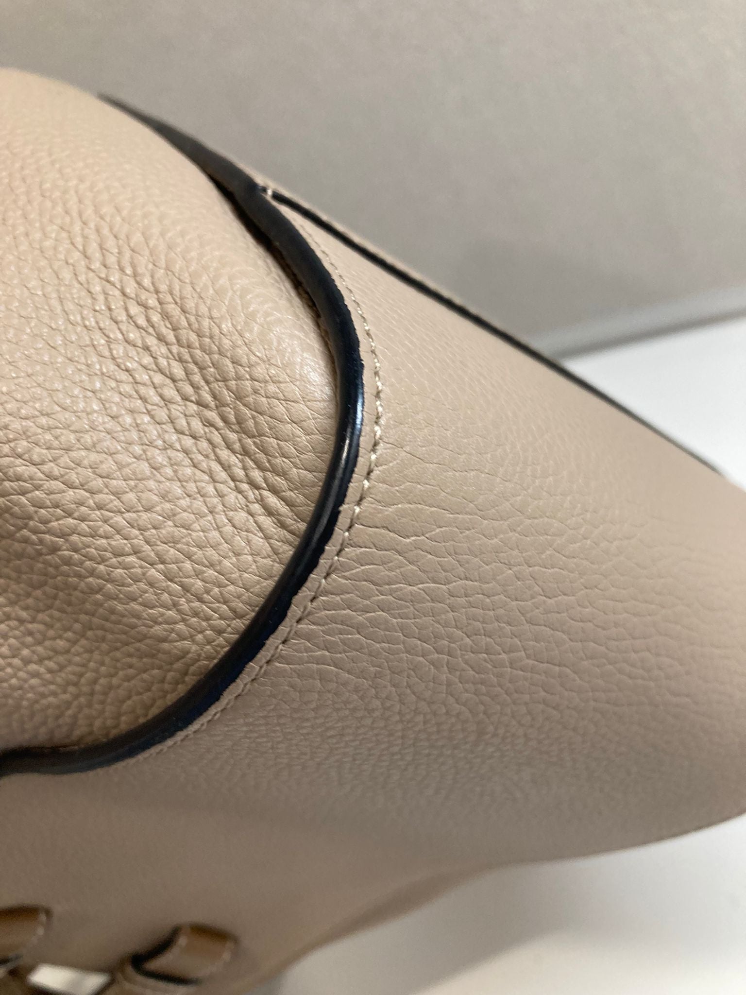 Hammock pequeño en suave piel de ternera graneada Arena