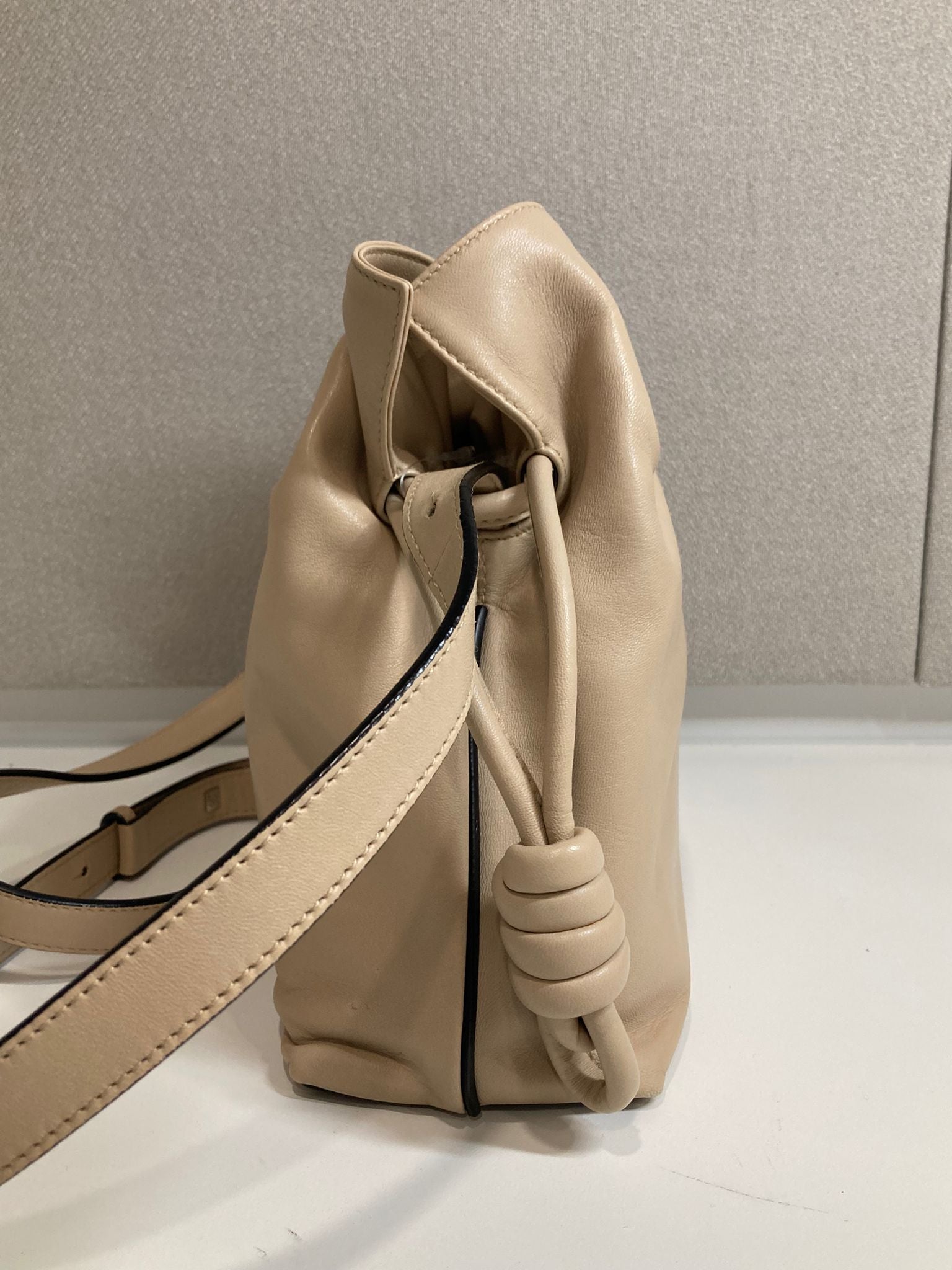 Loewe Flamenco Knot Beige Piel y Bandolera