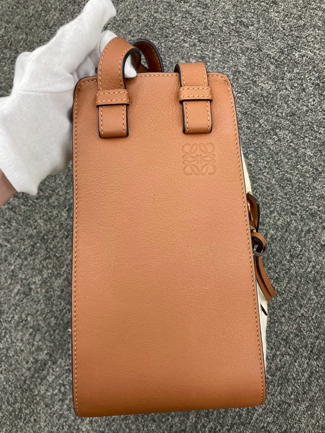 Loewe hammock small anagrama en canvas y piel camel