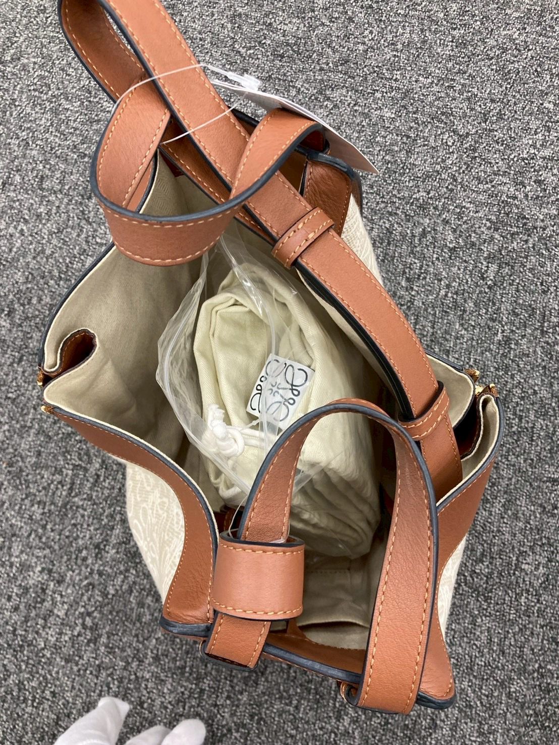 Loewe hammock small anagrama en canvas y piel camel