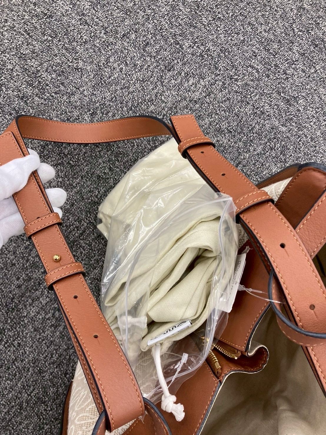 Loewe hammock small anagrama en canvas y piel camel