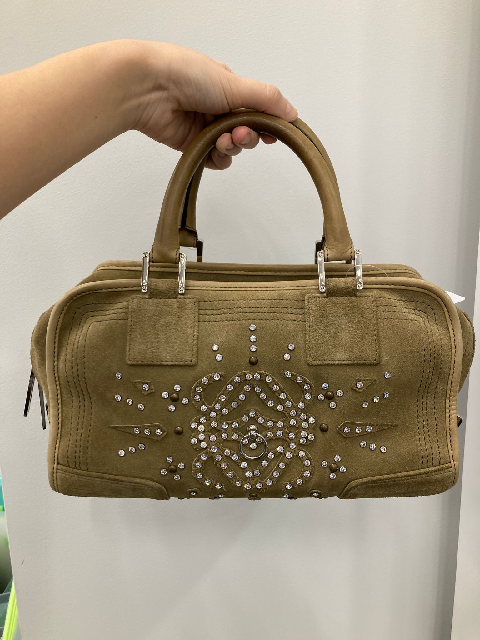 Loewe Amazona 28 en ante khaki con detalles plateados