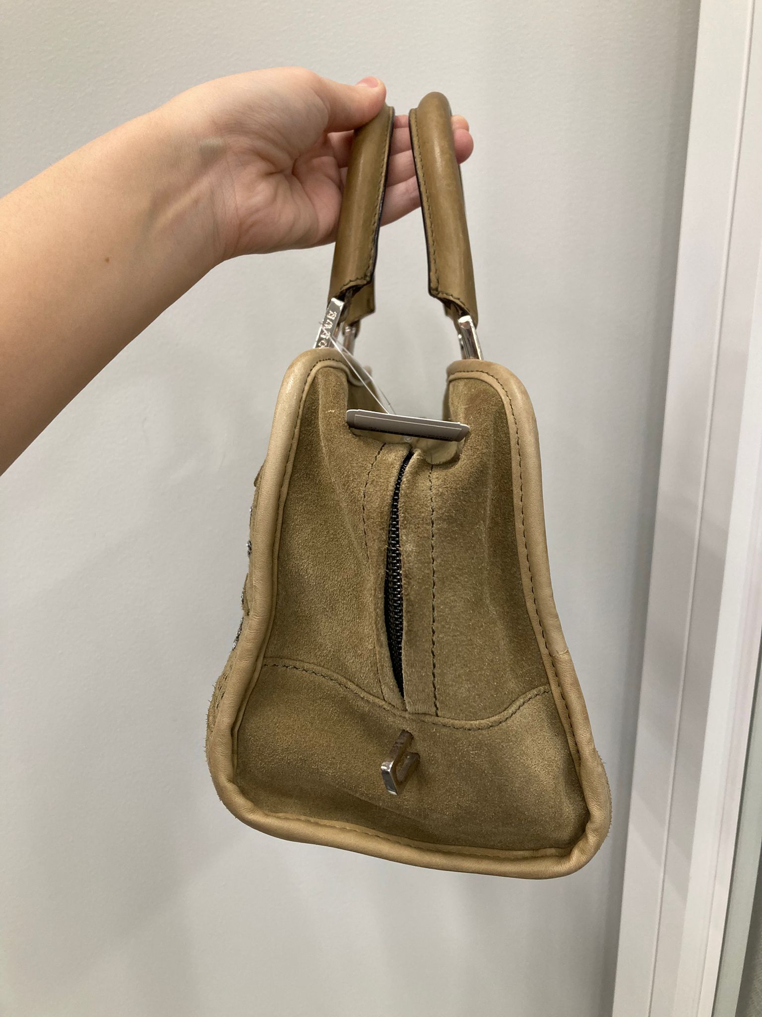 Loewe Amazona 28 en ante khaki con detalles plateados