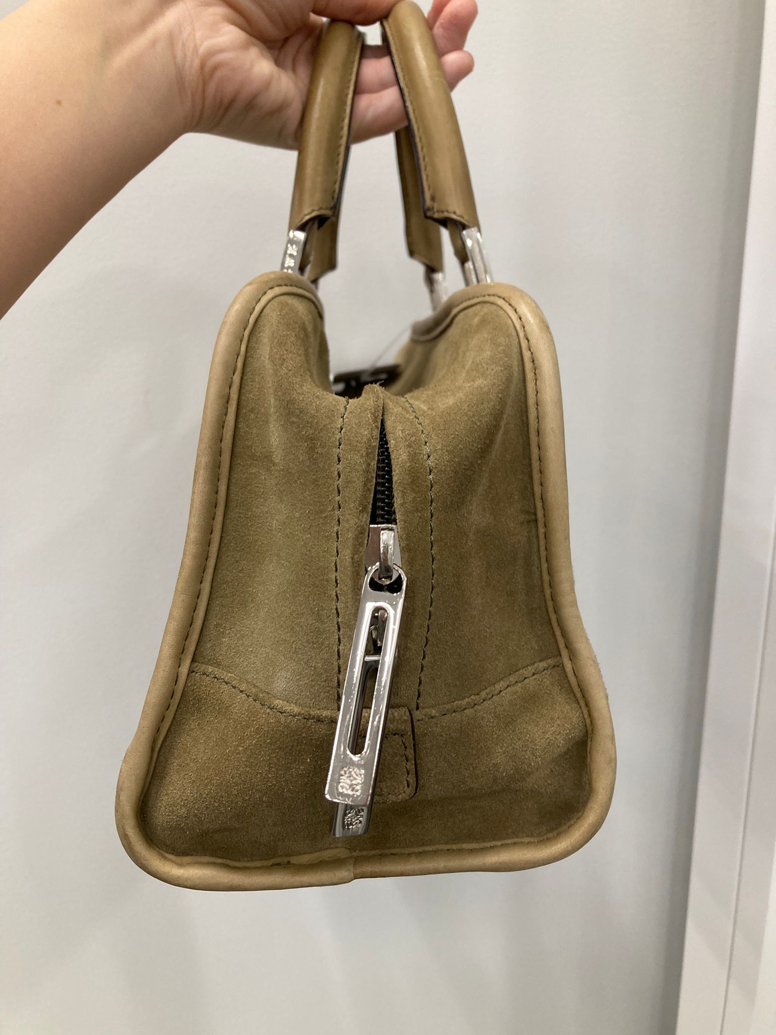 Loewe Amazona 28 en ante khaki con detalles plateados