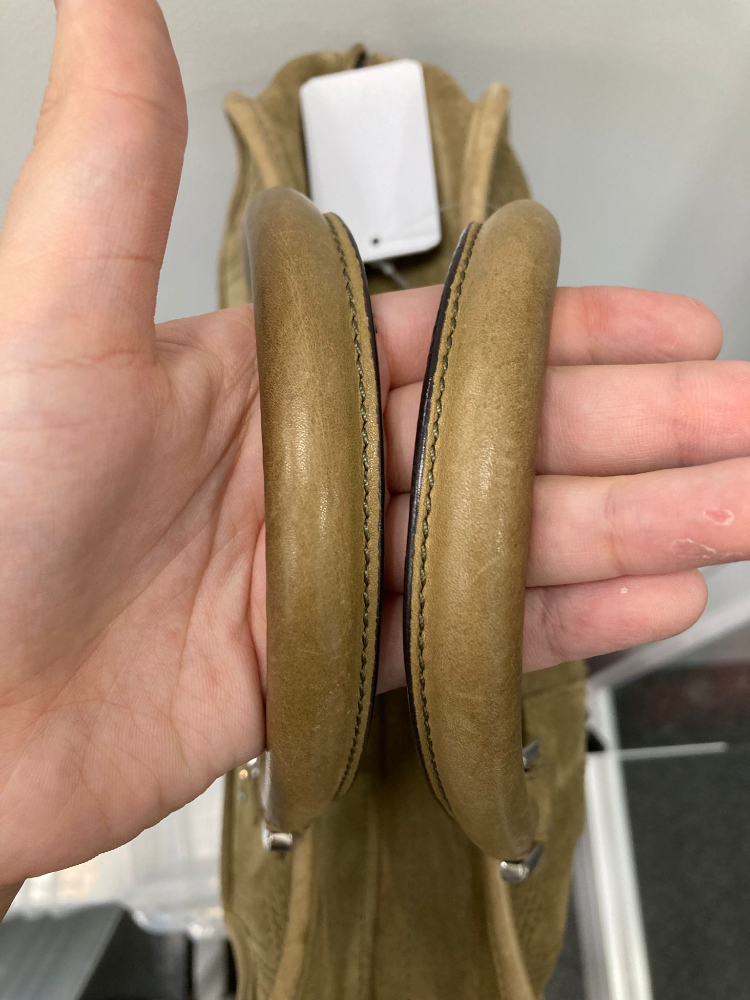 Loewe Amazona 28 en ante khaki con detalles plateados