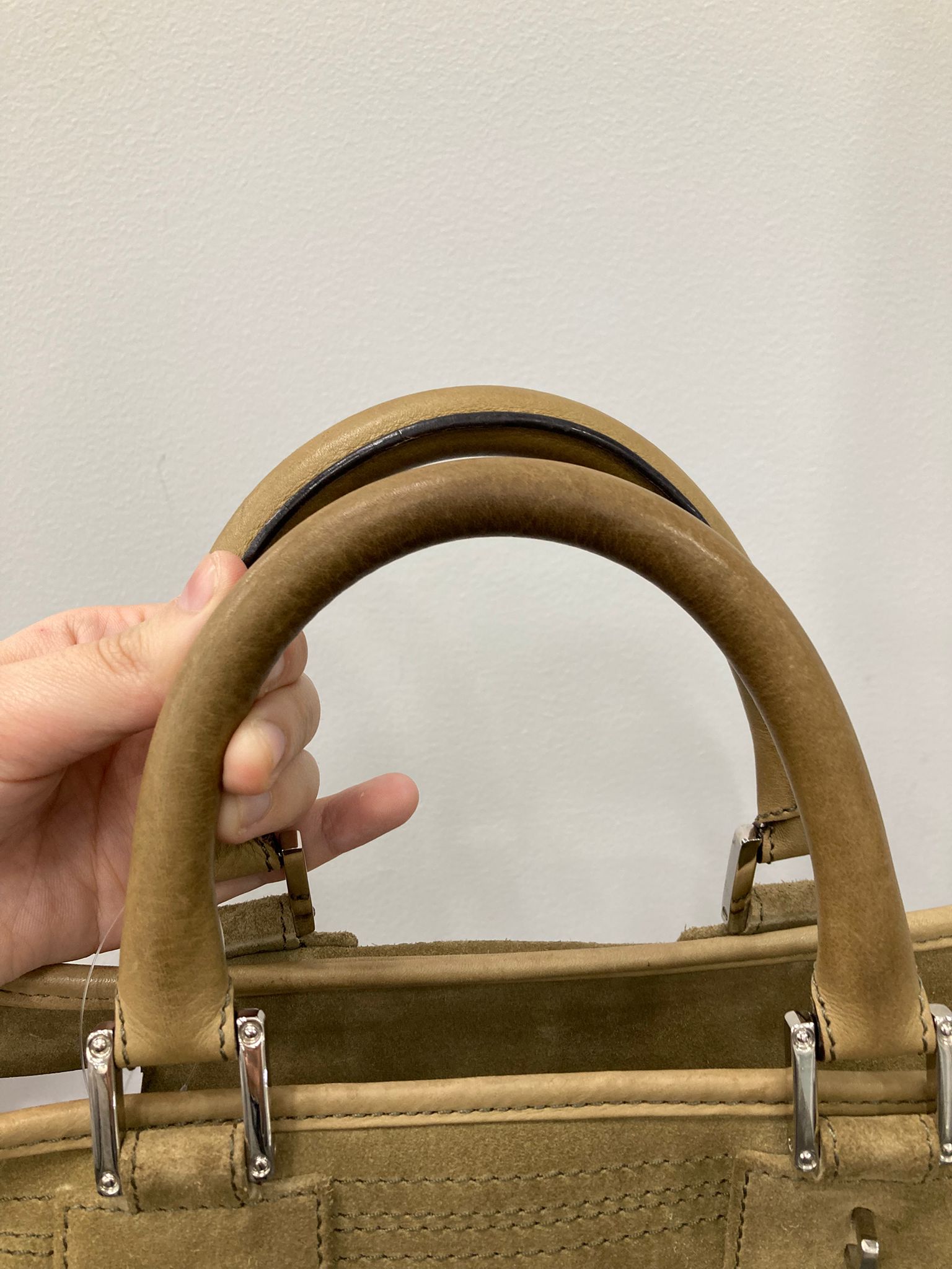 Loewe Amazona 28 en ante khaki con detalles plateados