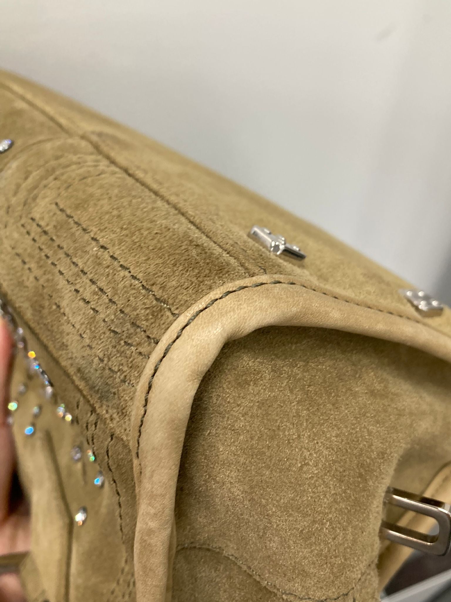 Loewe Amazona 28 en ante khaki con detalles plateados