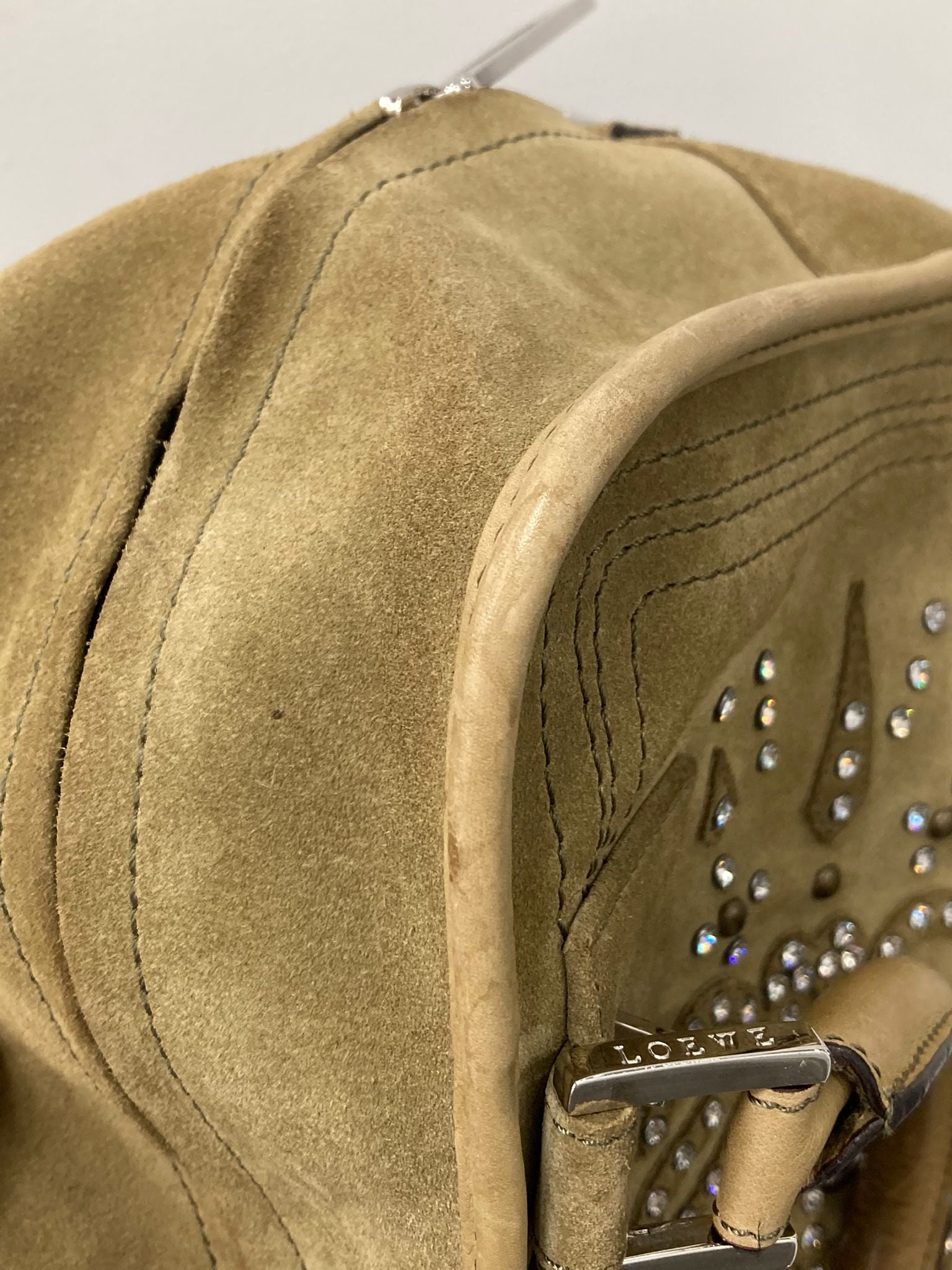 Loewe Amazona 28 en ante khaki con detalles plateados