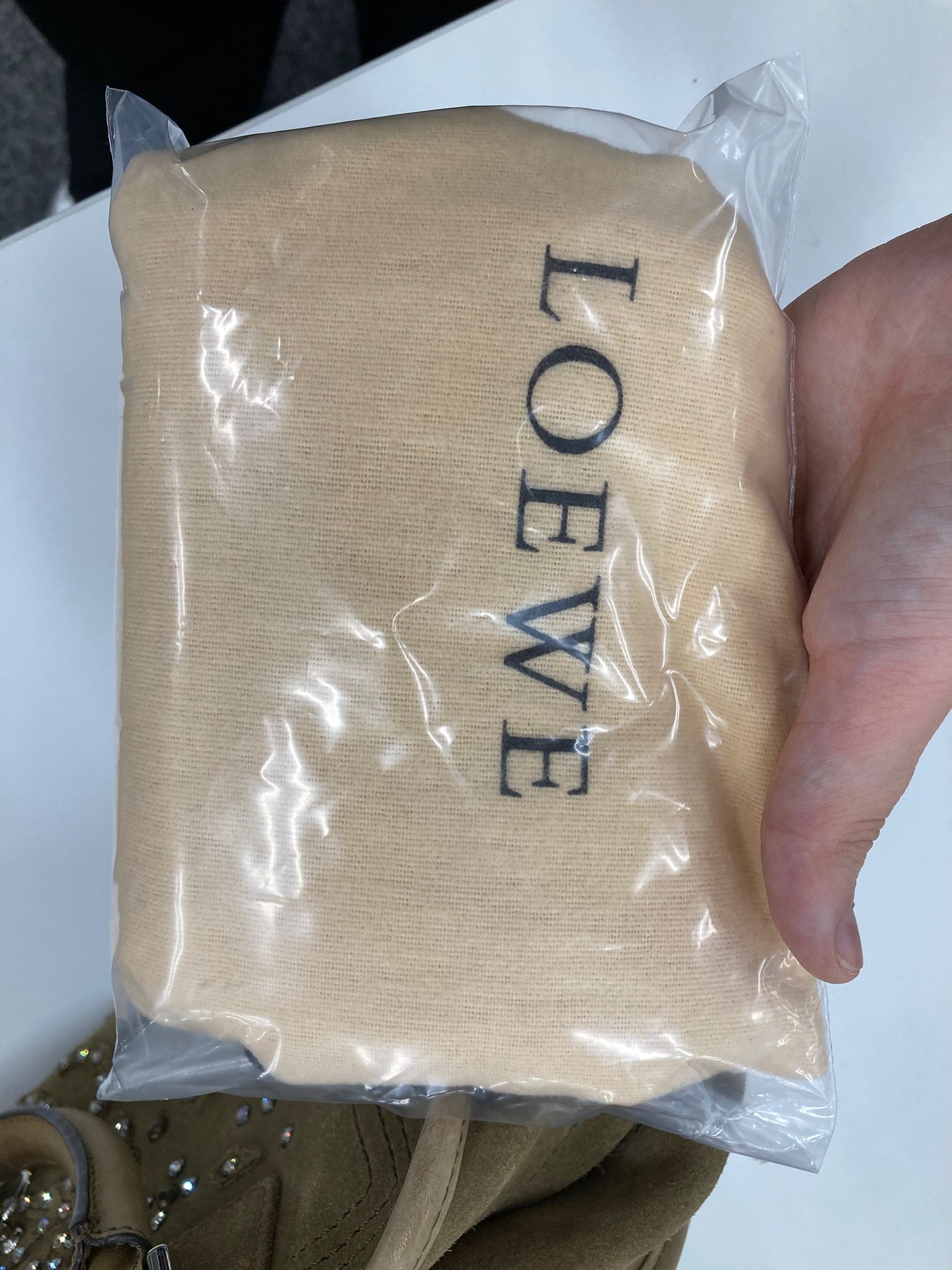 Loewe Amazona 28 en ante khaki con detalles plateados