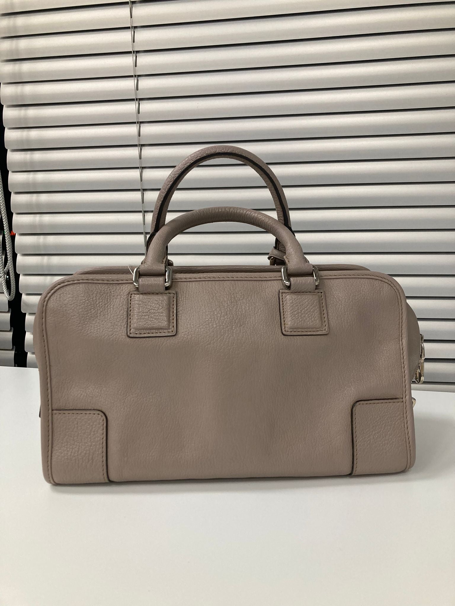 Loewe Amazona 28 piel greige con herrajes plata