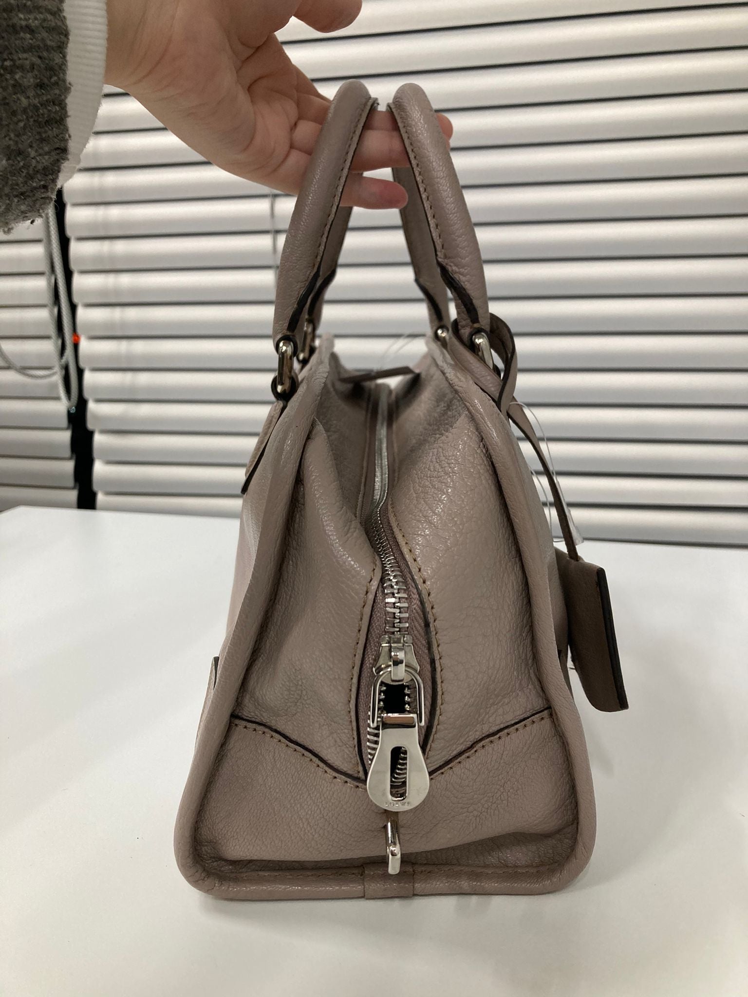 Loewe Amazona 28 piel greige con herrajes plata