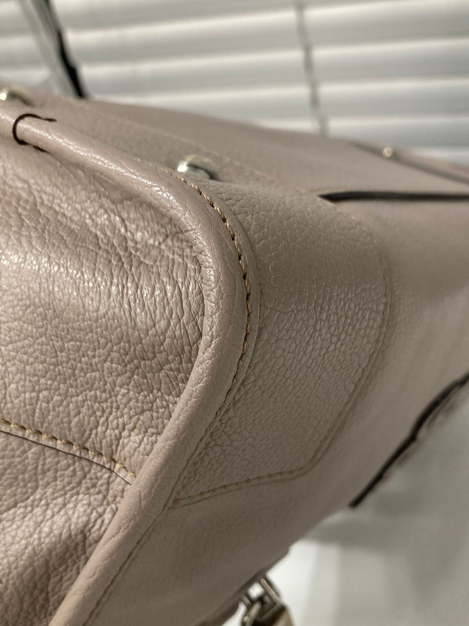 Loewe Amazona 28 piel greige con herrajes plata