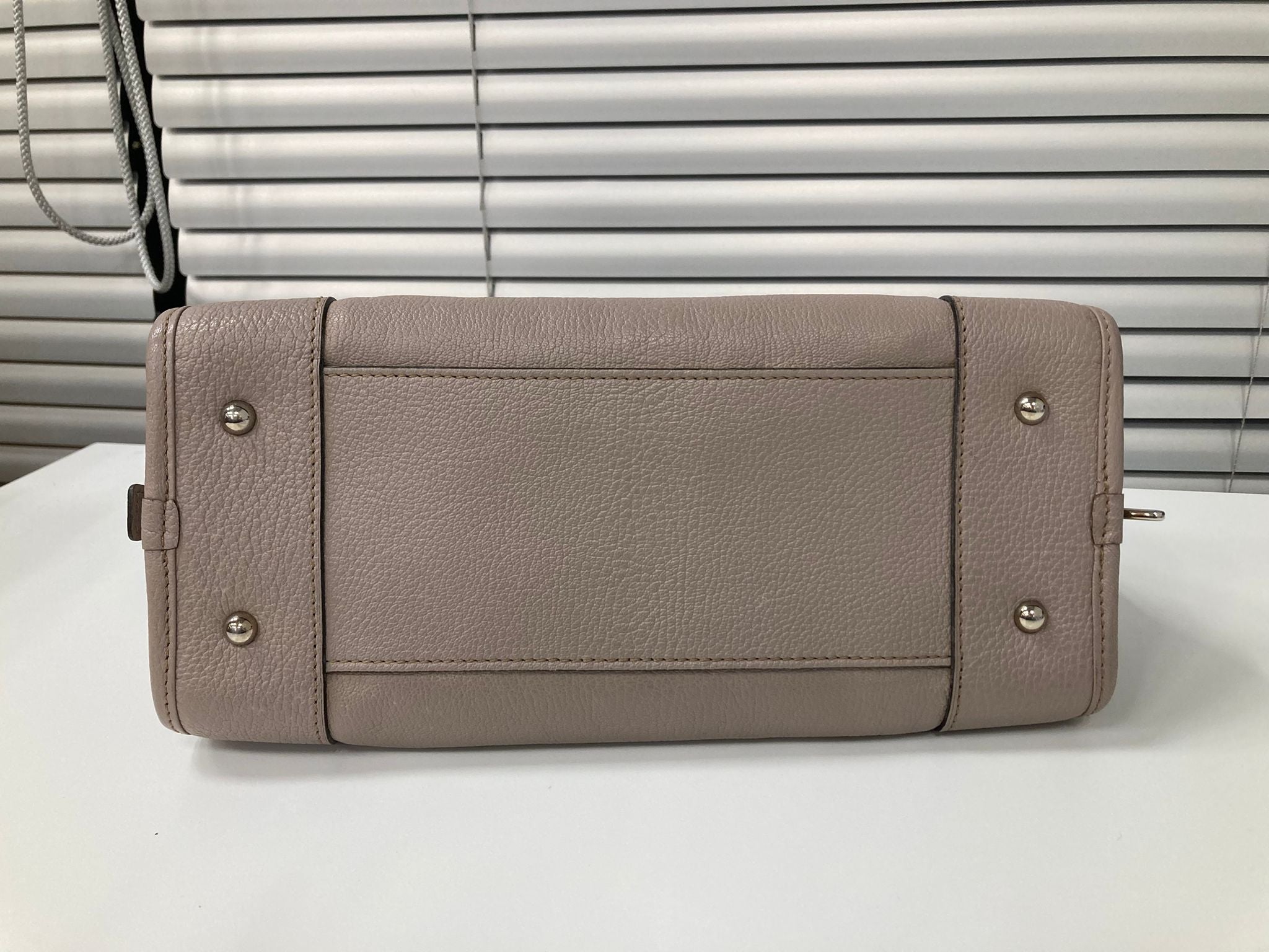 Loewe Amazona 28 piel greige con herrajes plata