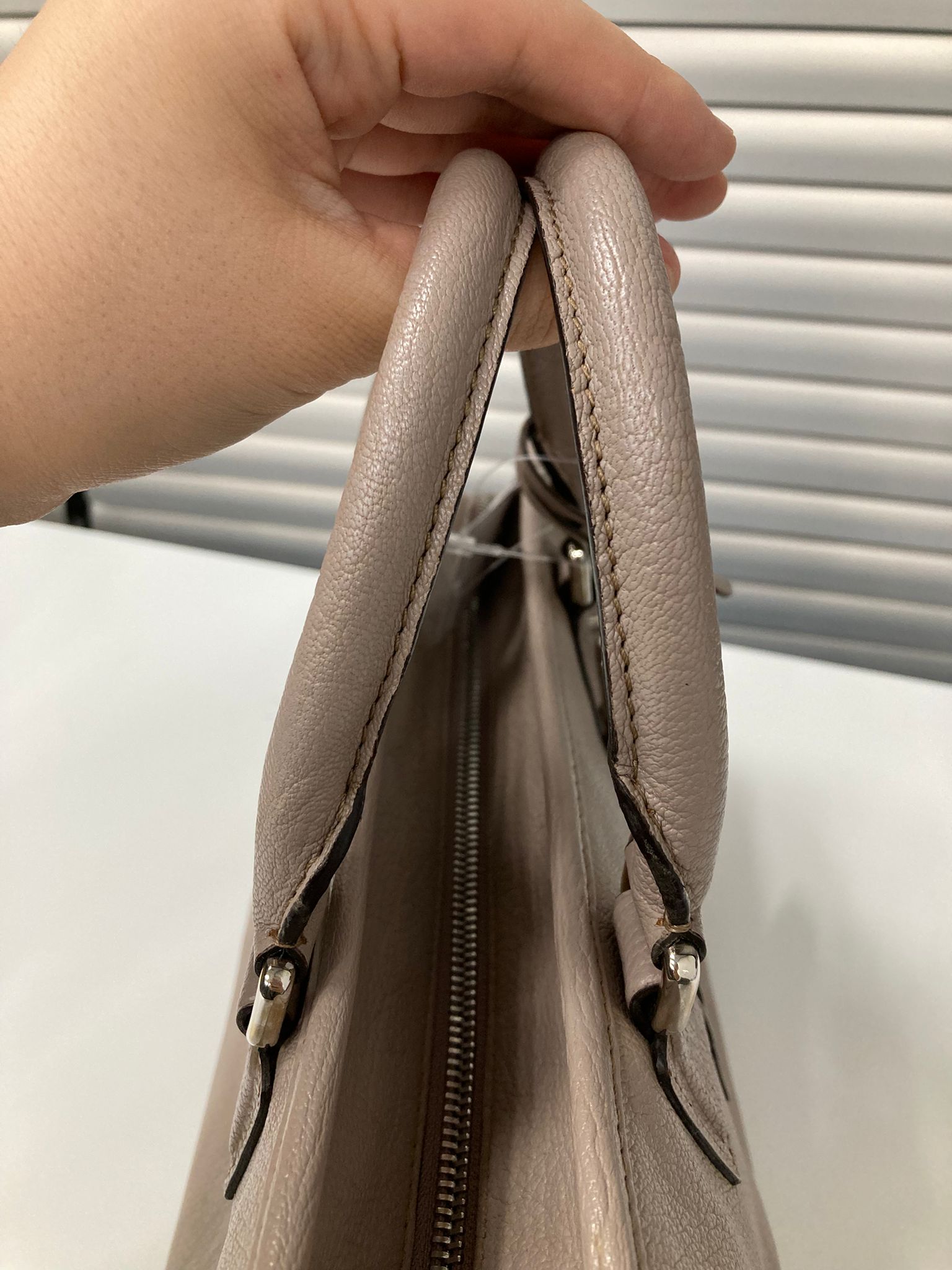 Loewe Amazona 28 piel greige con herrajes plata