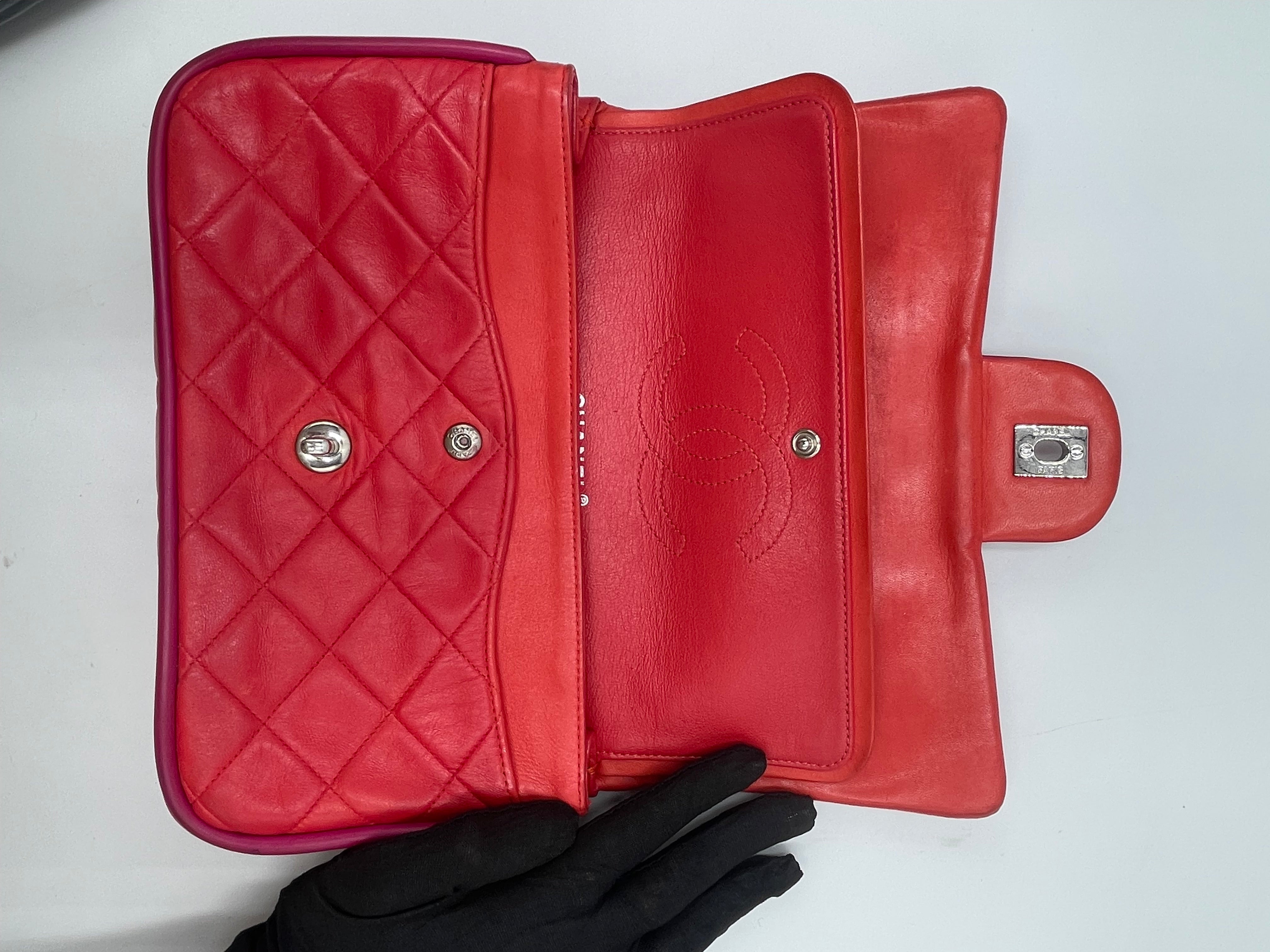 Chanel classic double flap 25 rojo con ribete rosa