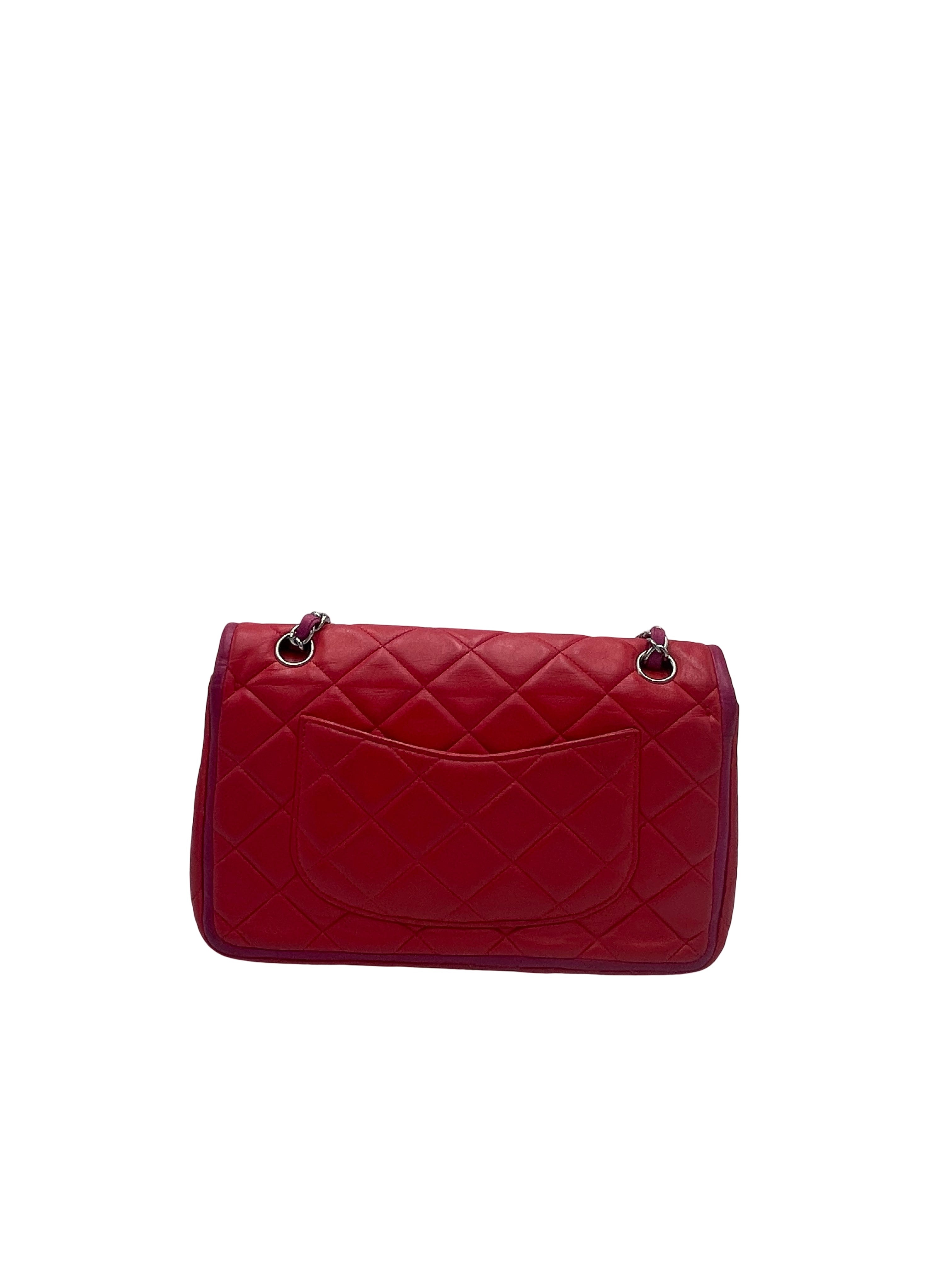 Chanel classic double flap 25 rojo con ribete rosa